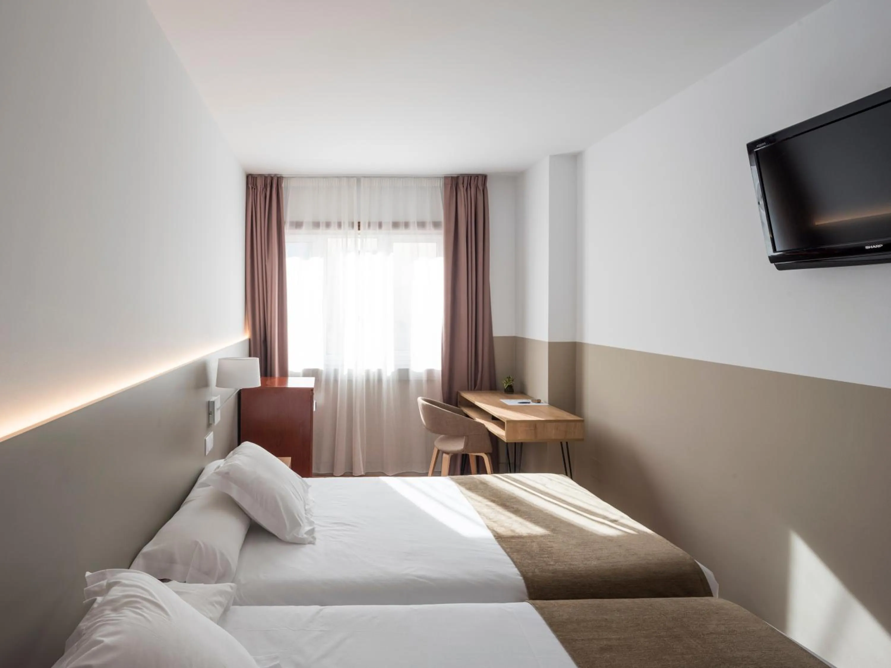 Photo of the whole room, Bed in Hotel Airiños 3*