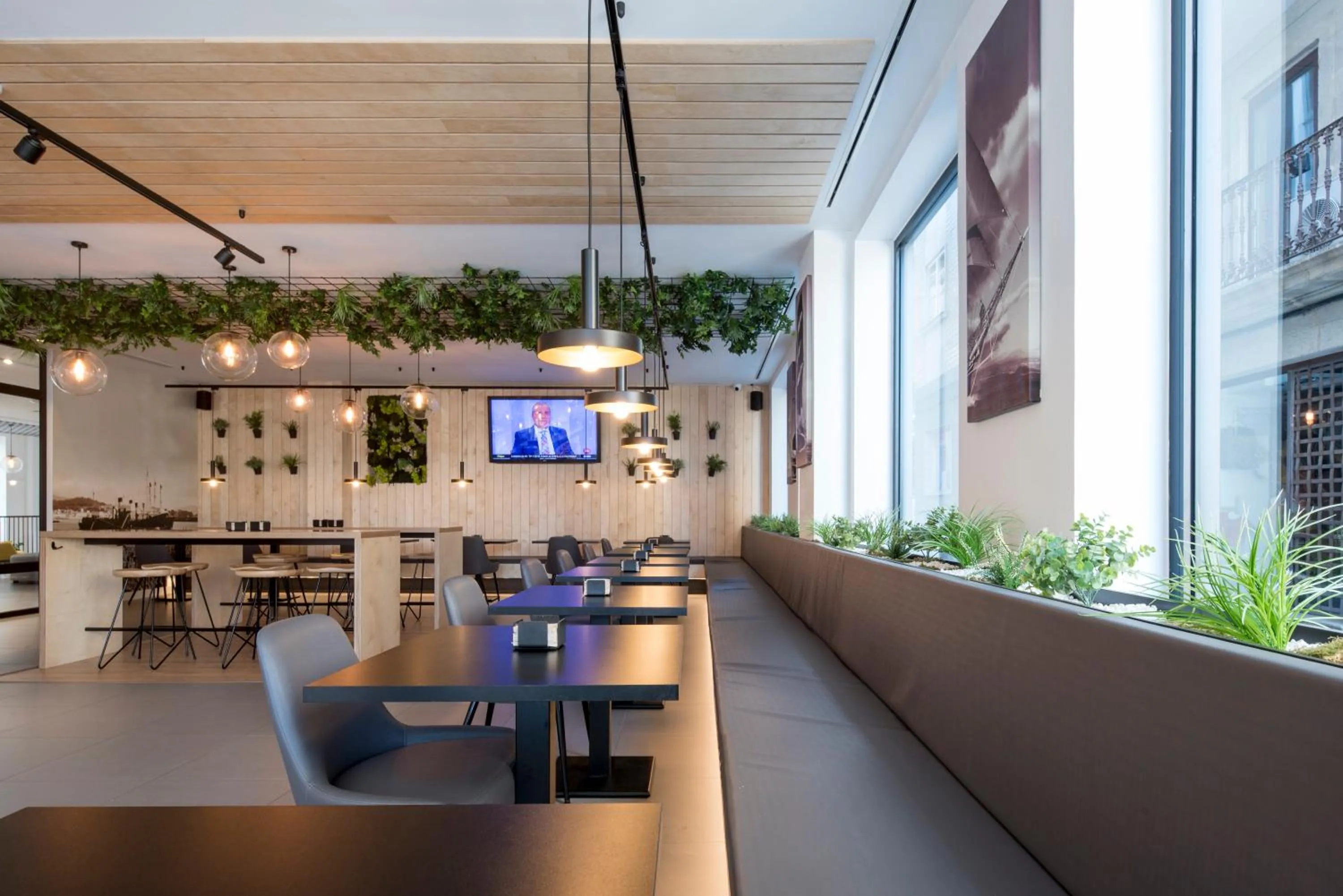 Restaurant/places to eat in Hotel Airiños 3*