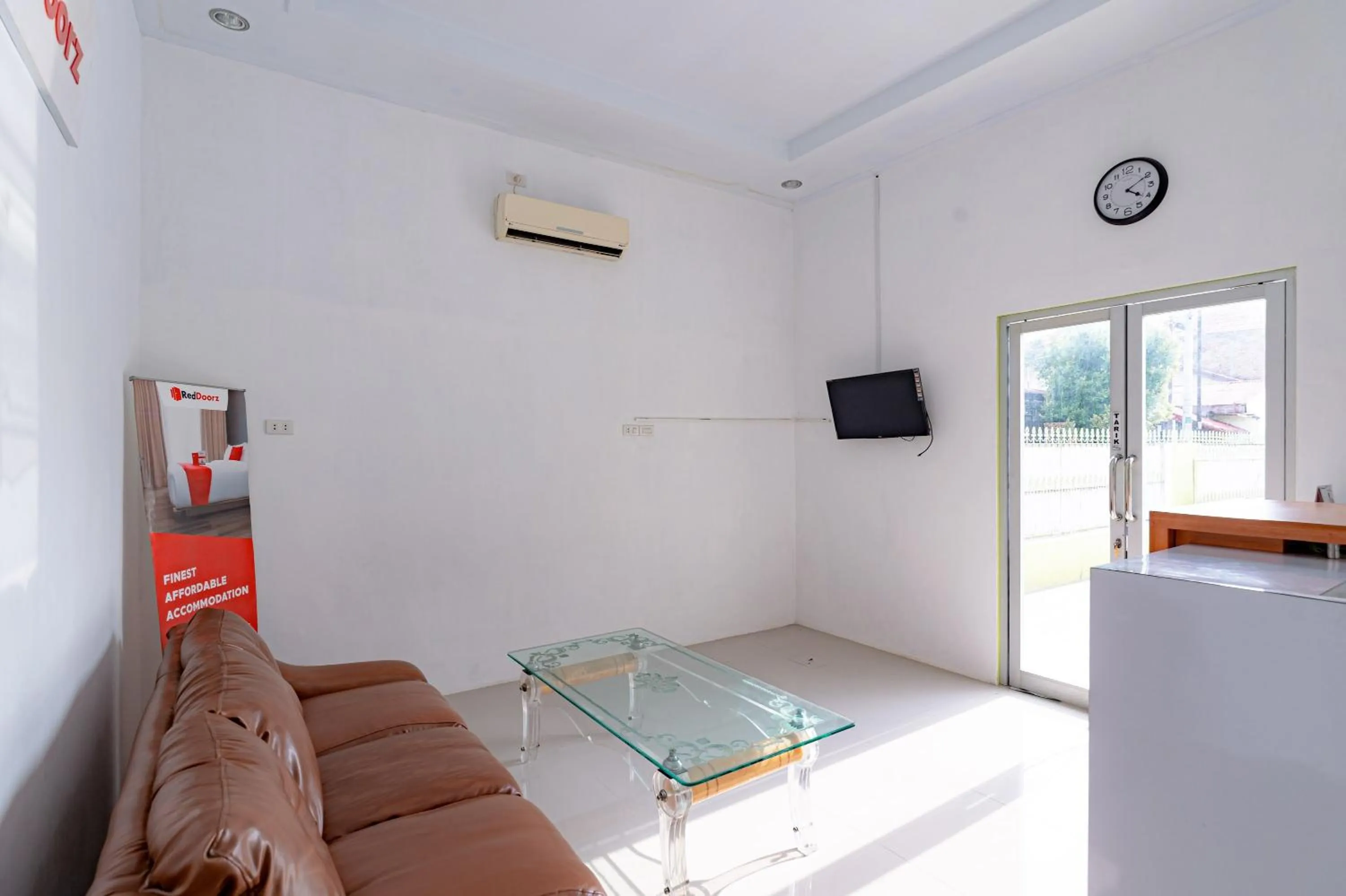 Living room in RedDoorz Syariah near UISU Medan