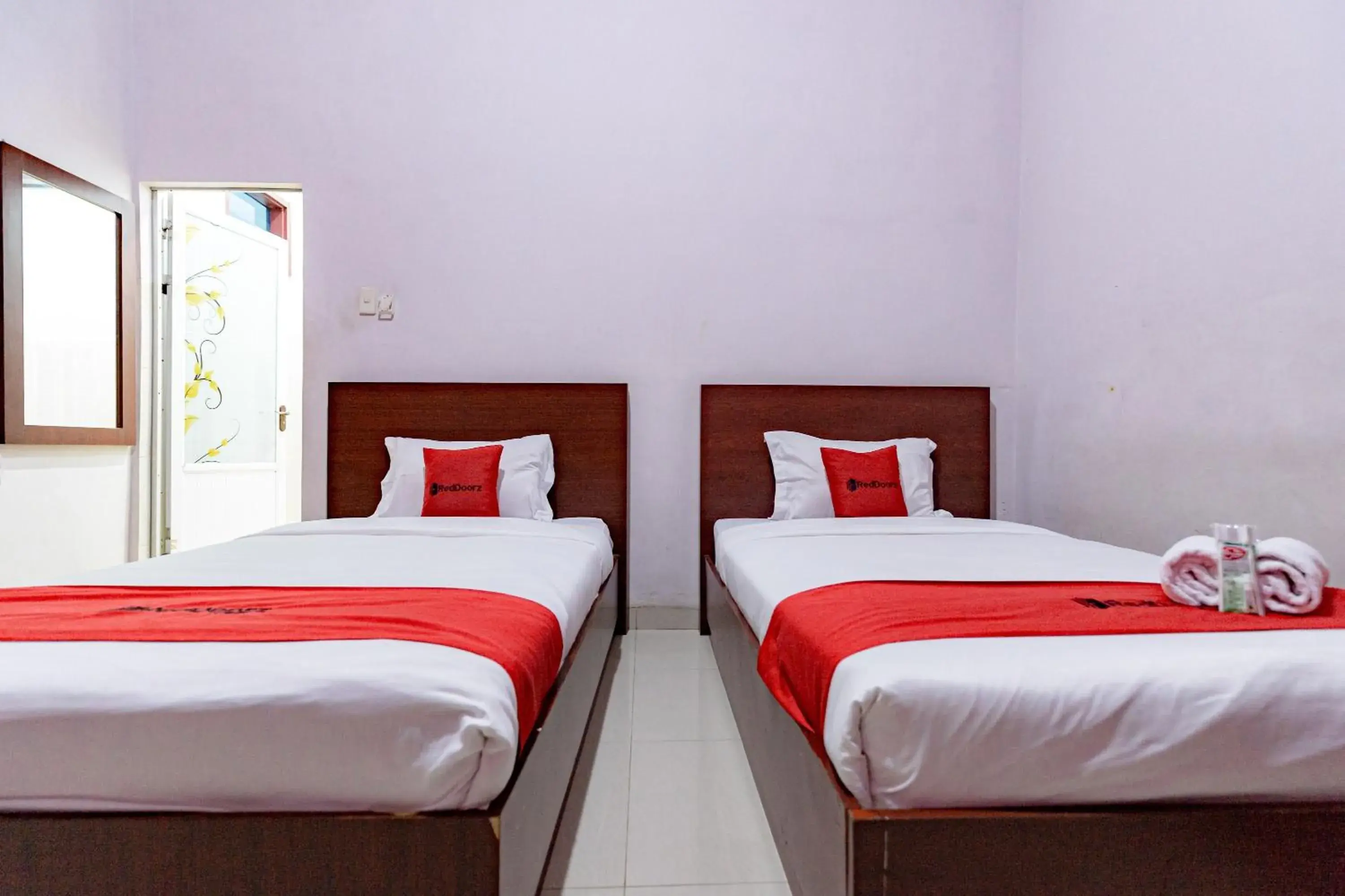 Bedroom, Bed in RedDoorz Syariah near UISU Medan Bedroom, Bed in RedDoorz Syariah near UISU Medan