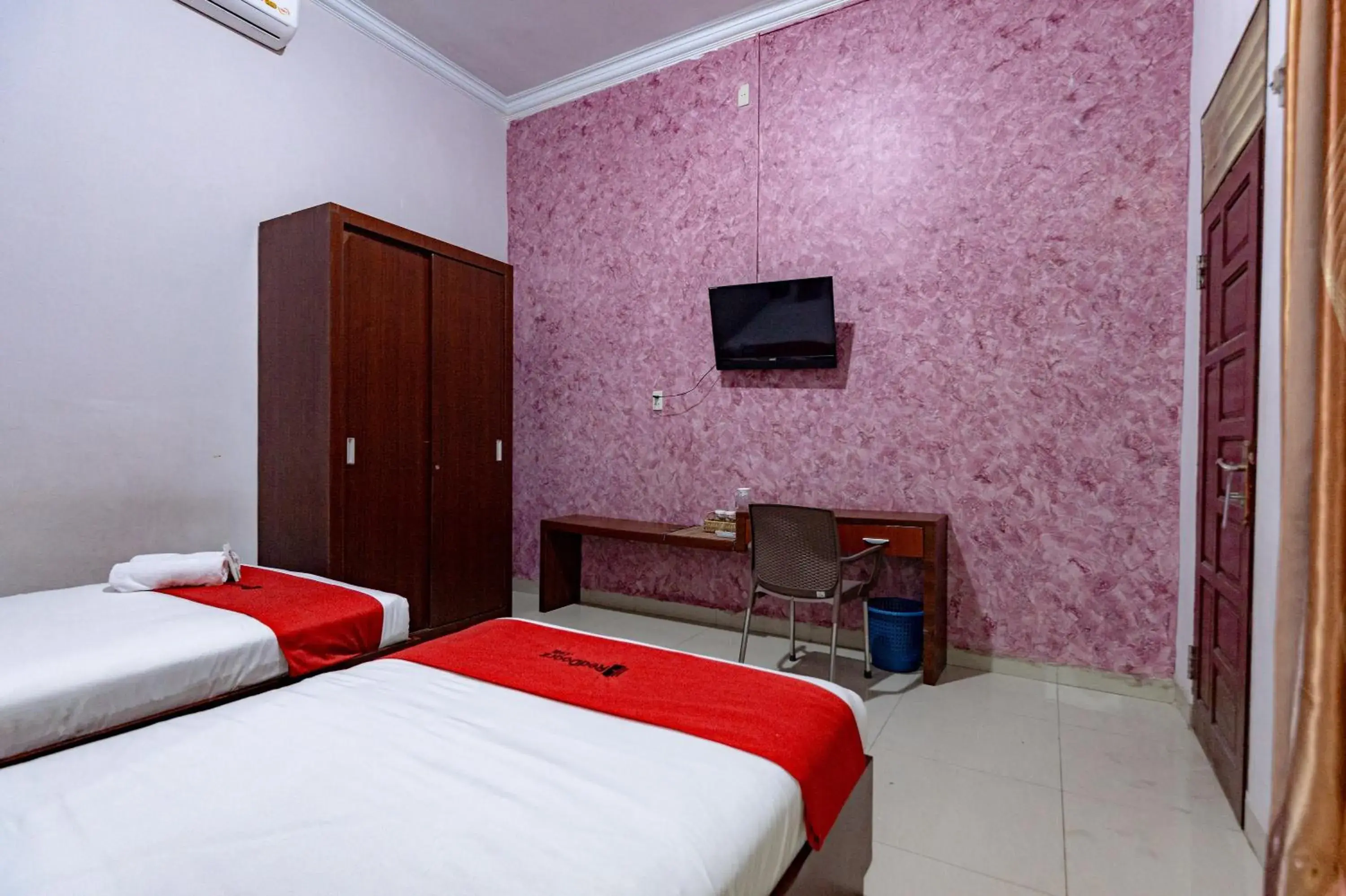 Bedroom, Bed in RedDoorz Syariah near UISU Medan Bedroom, Bed in RedDoorz Syariah near UISU Medan