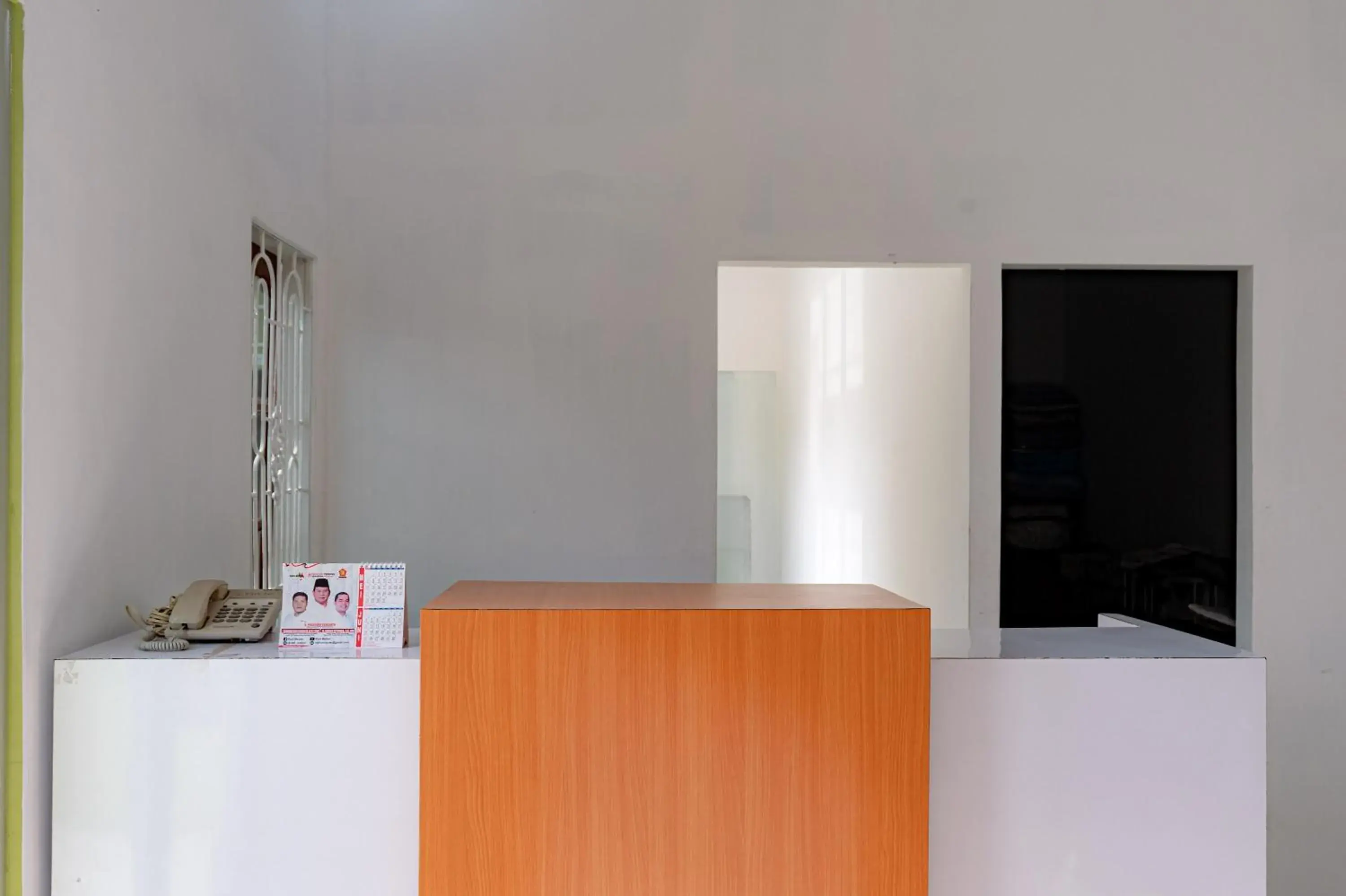 Lobby or reception in RedDoorz Syariah near UISU Medan Lobby or reception in RedDoorz Syariah near UISU Medan