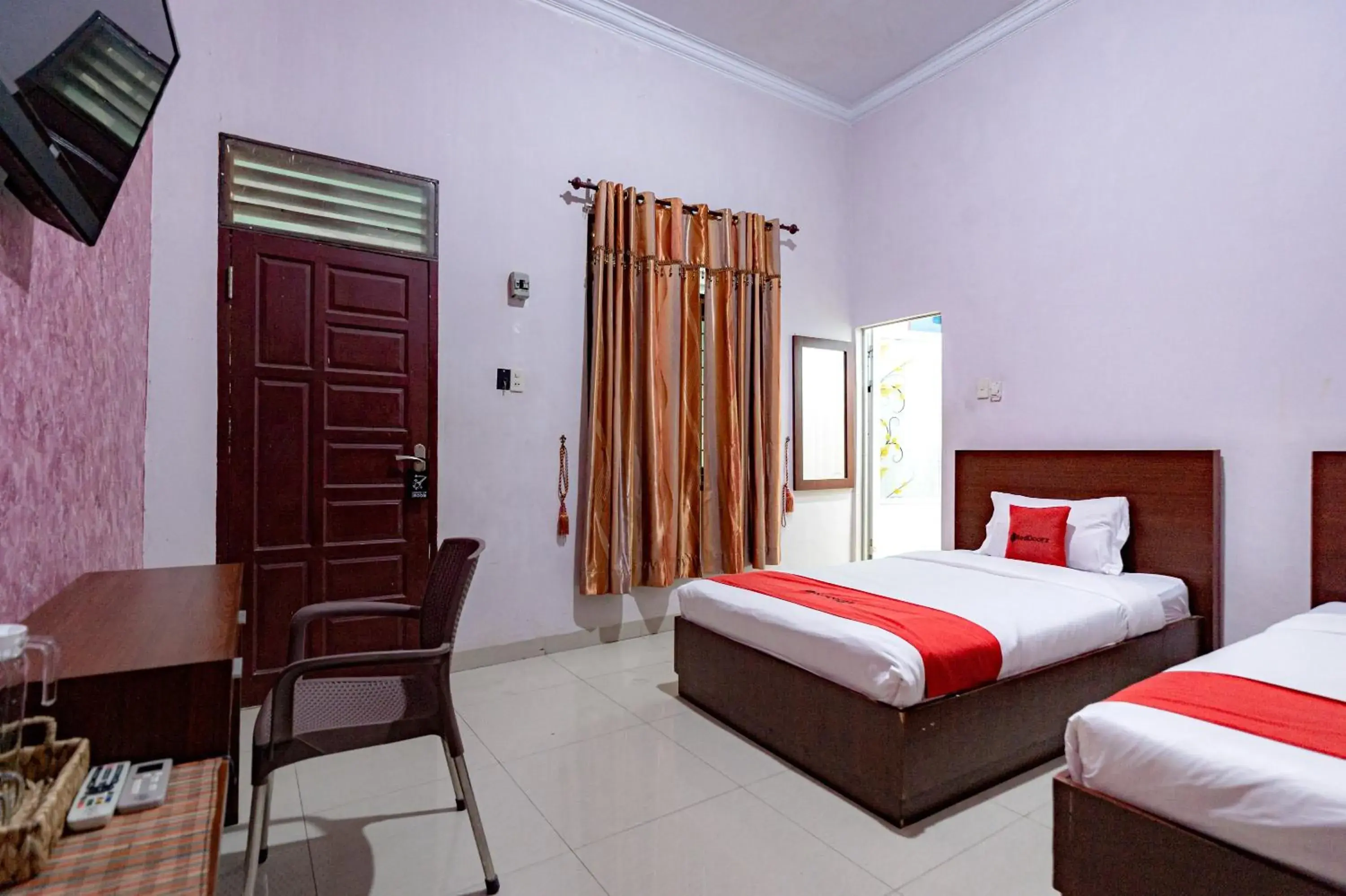 Bedroom, Bed in RedDoorz Syariah near UISU Medan Bedroom, Bed in RedDoorz Syariah near UISU Medan