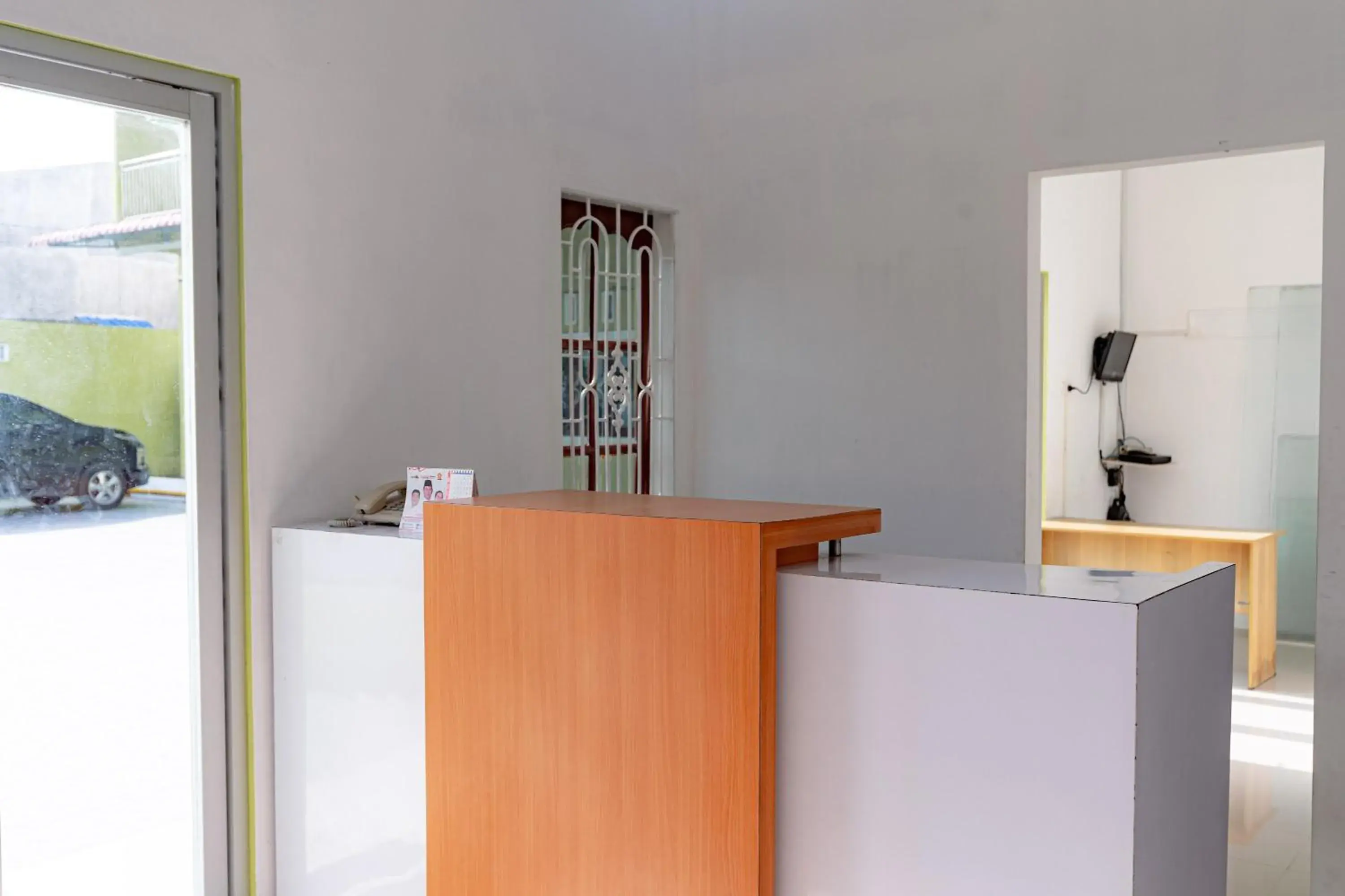 Lobby or reception in RedDoorz Syariah near UISU Medan Lobby or reception in RedDoorz Syariah near UISU Medan