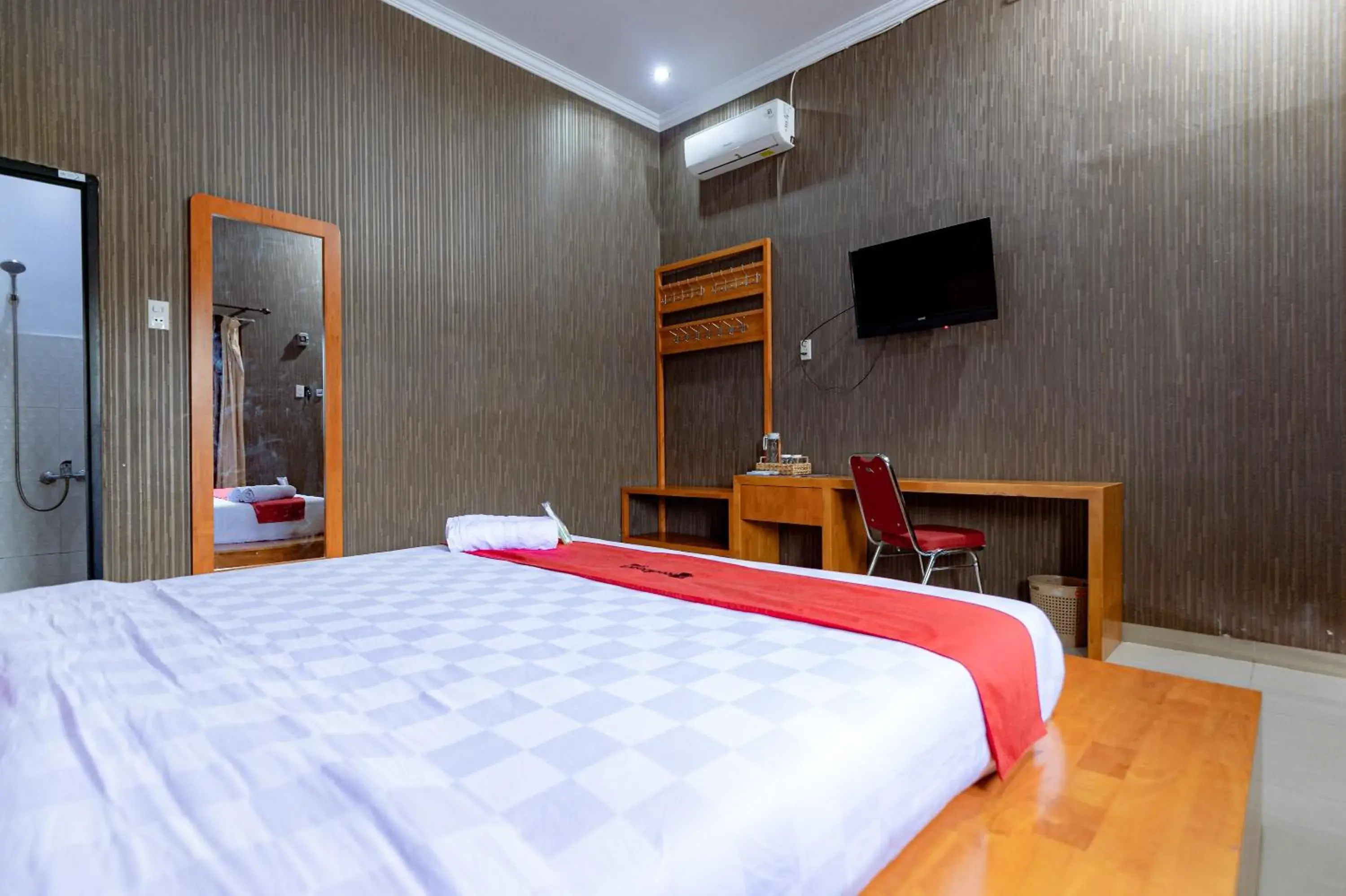Bedroom, Bed in RedDoorz Syariah near UISU Medan Bedroom, Bed in RedDoorz Syariah near UISU Medan
