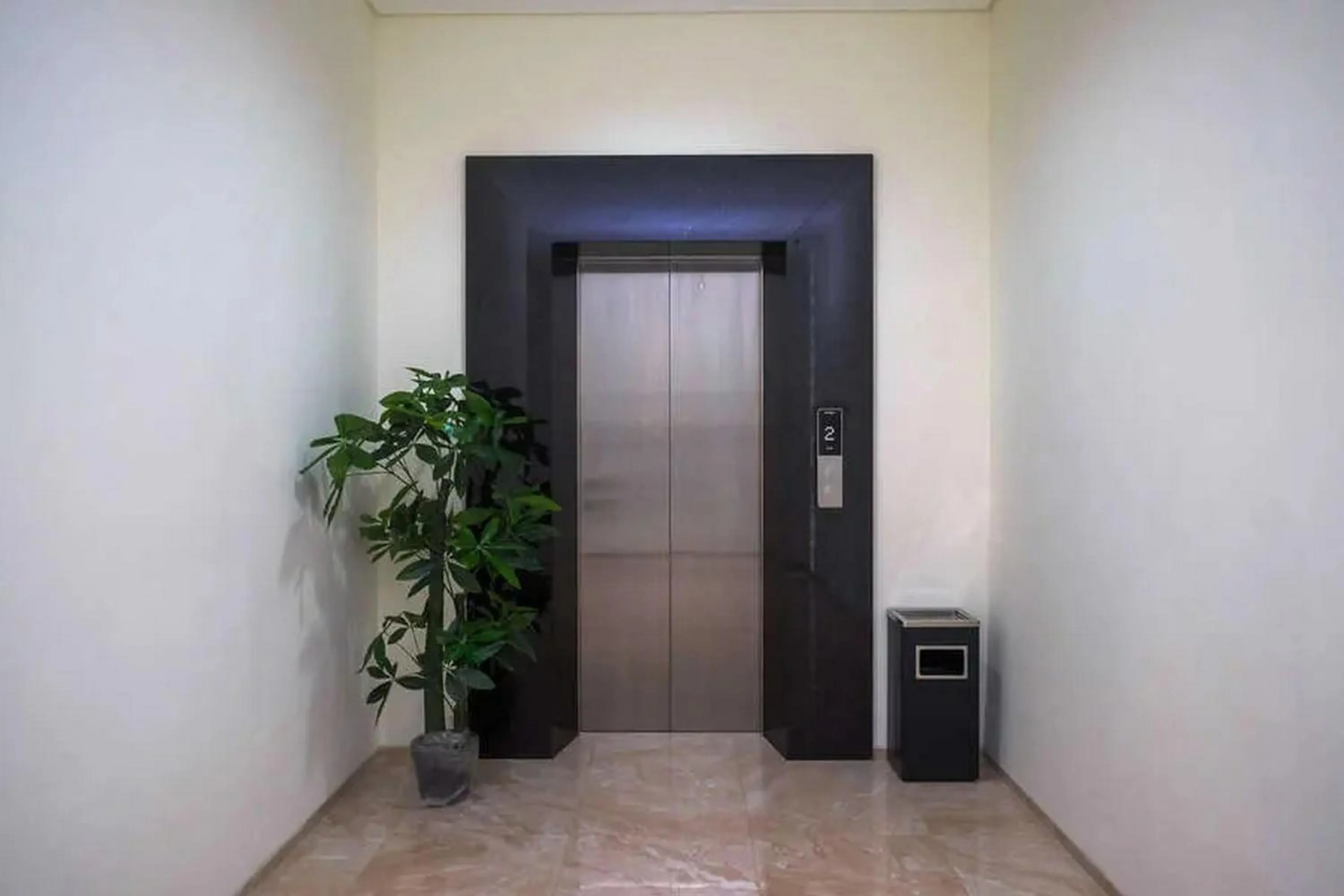 elevator in Urbanview Sumampir Anugrah Purwokerto by RedDoorz