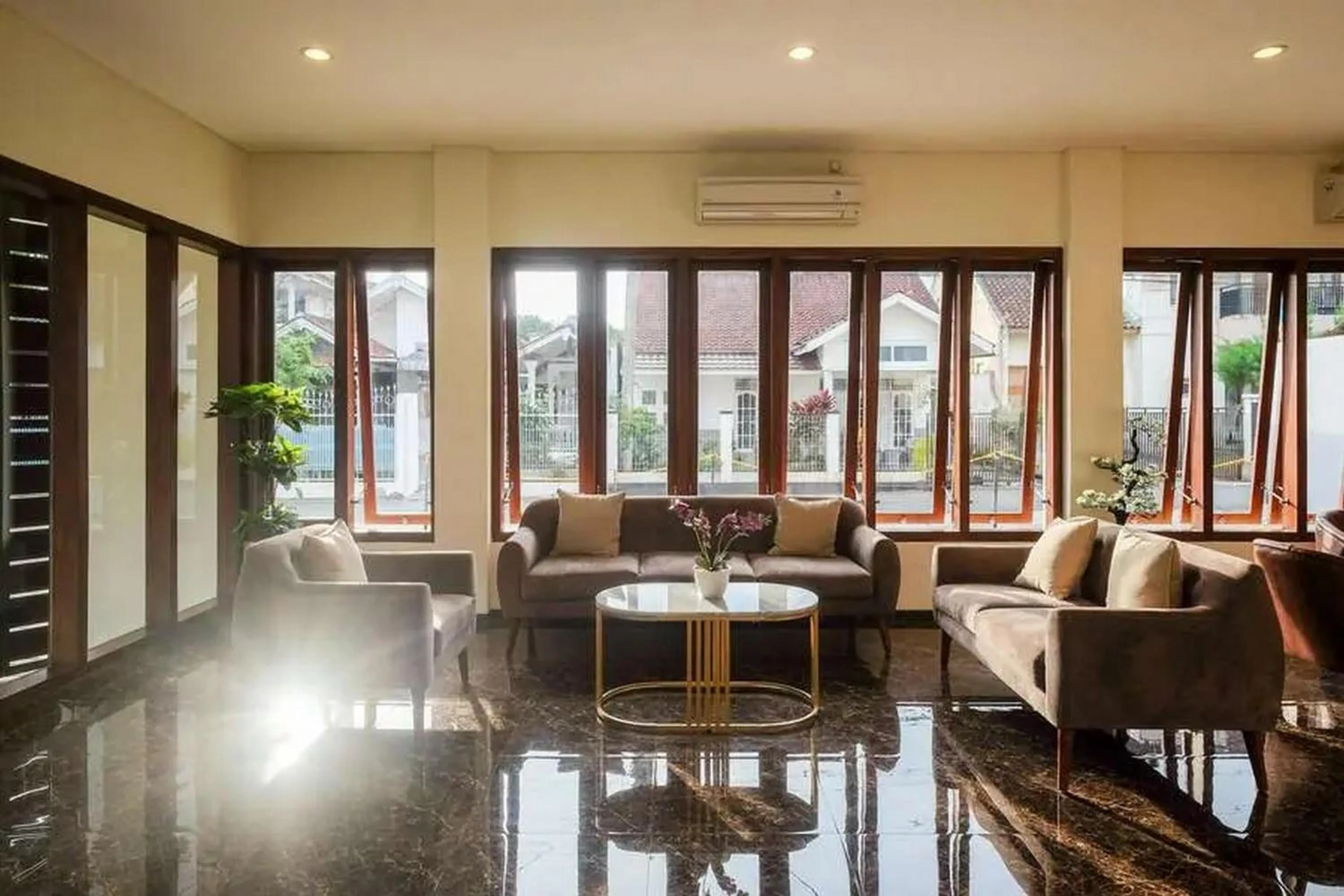 Living room in Urbanview Sumampir Anugrah Purwokerto by RedDoorz