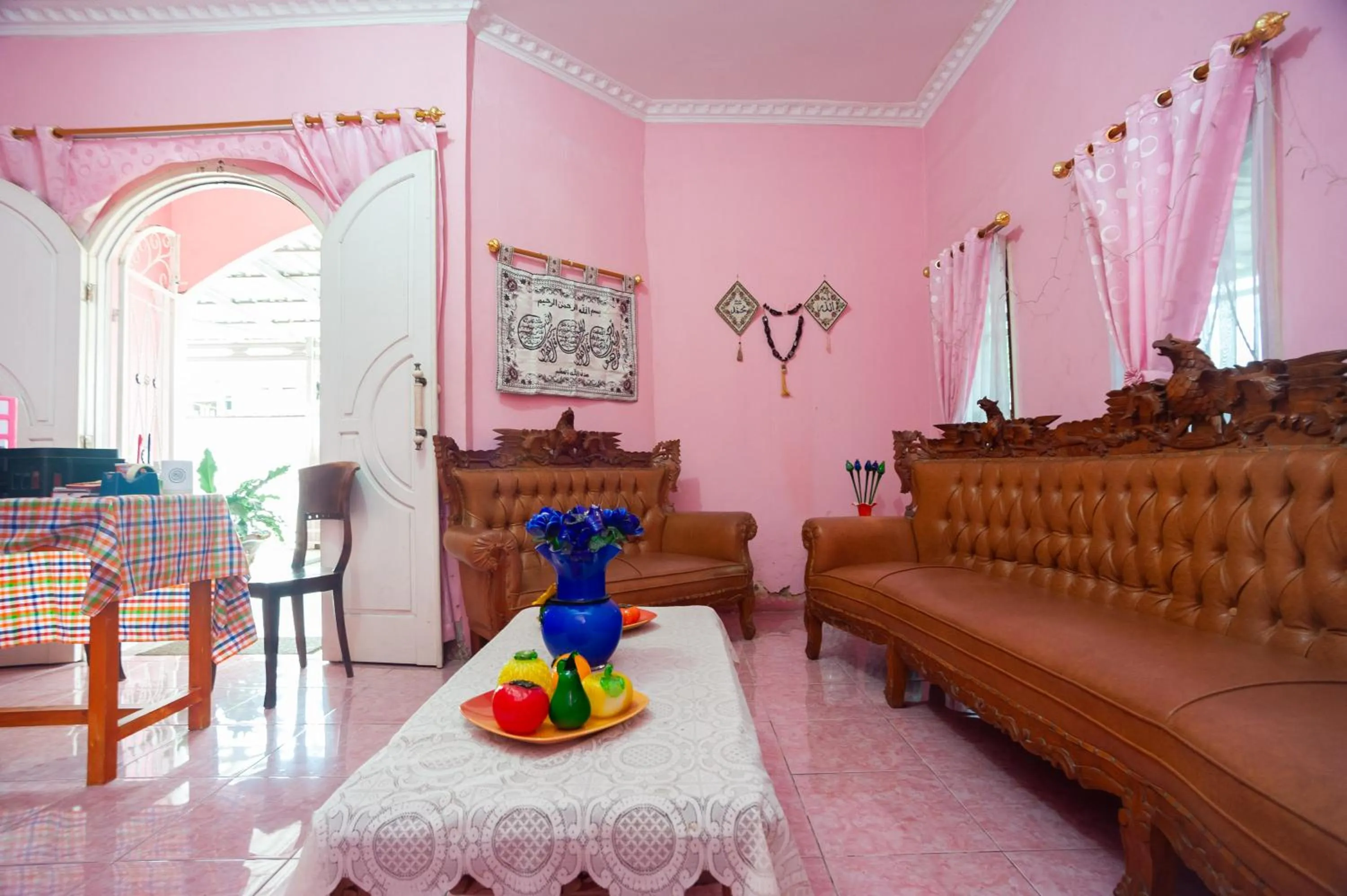 Living room in RedDoorz near Simpang Bandara SMB II