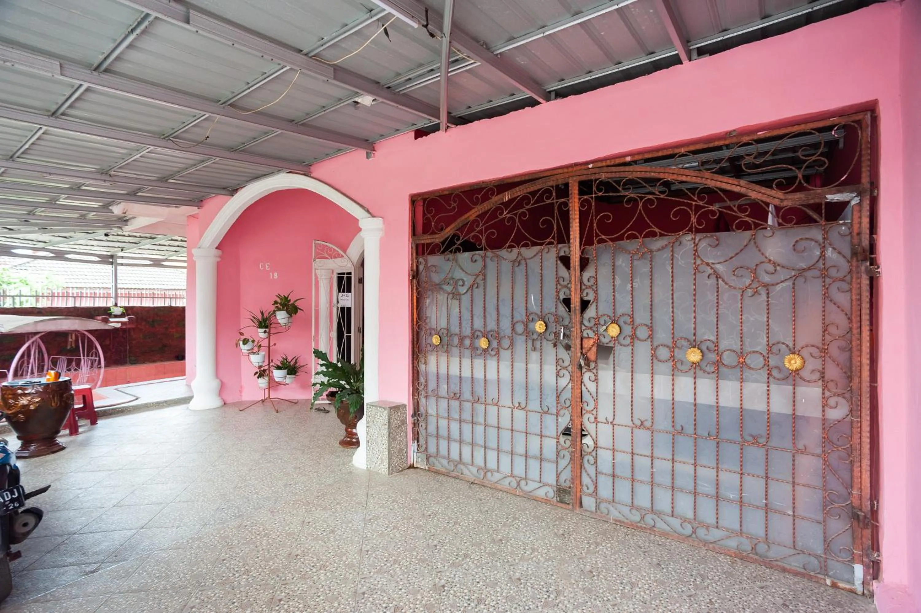 Parking in RedDoorz near Simpang Bandara SMB II