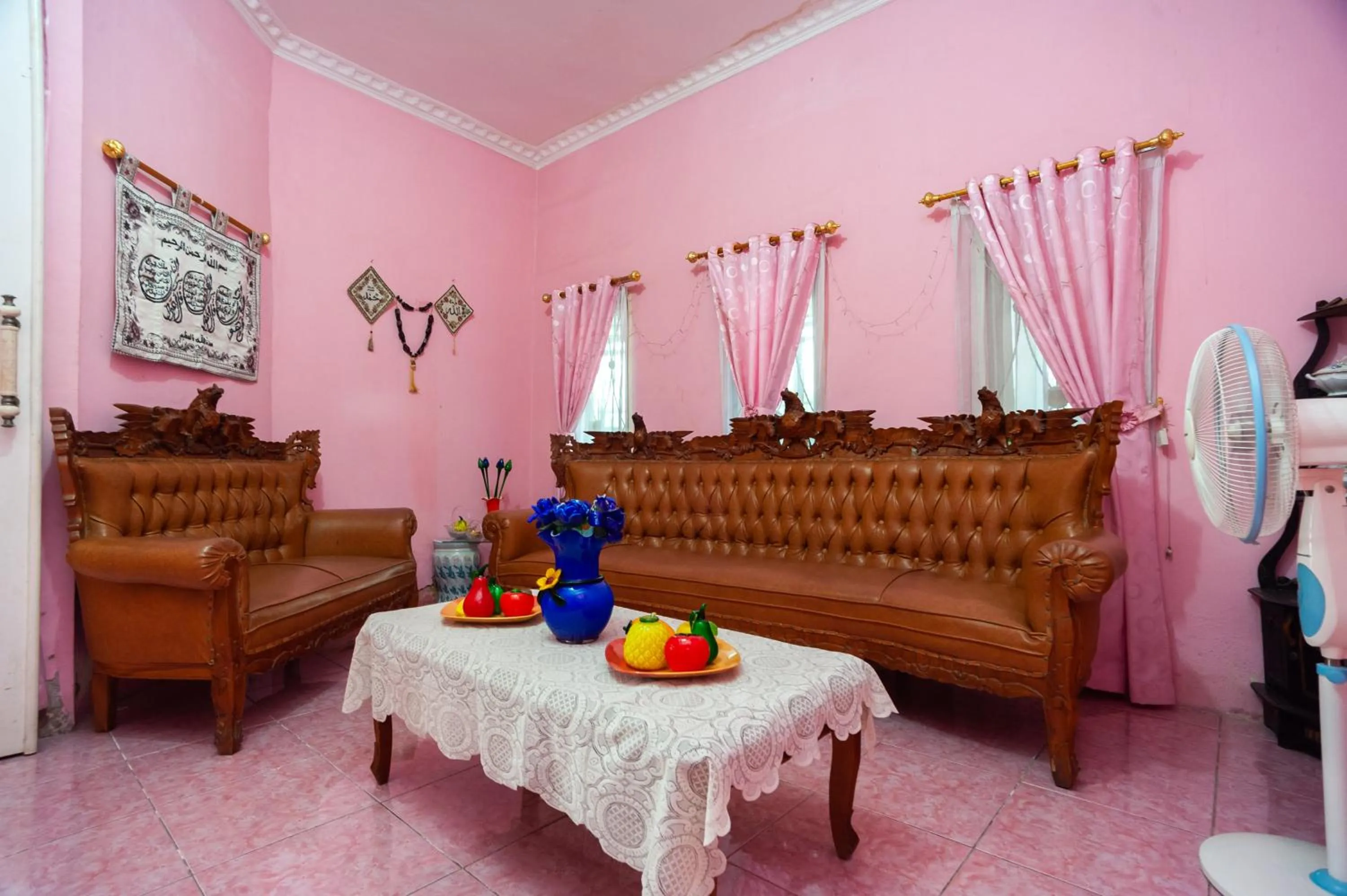 Living room in RedDoorz near Simpang Bandara SMB II