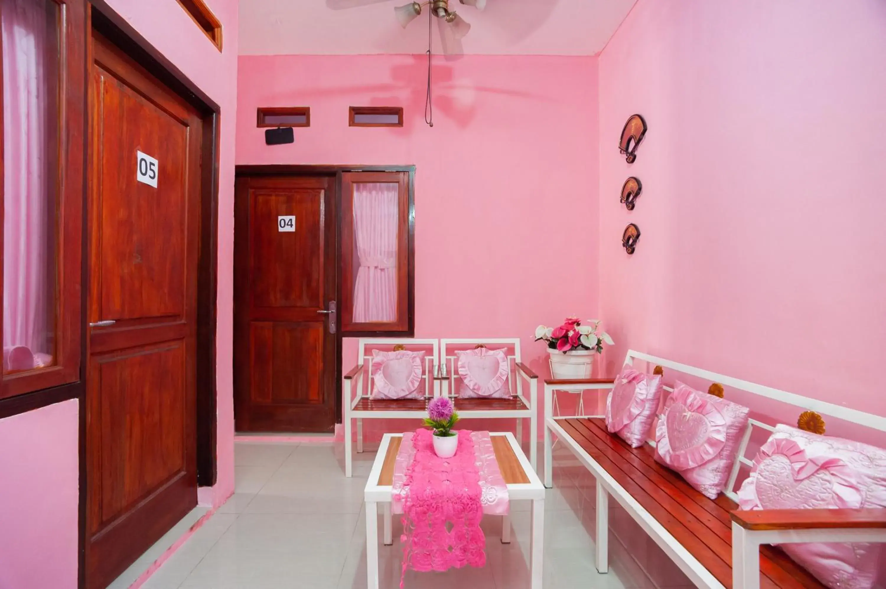 Seating area, Bed in RedDoorz near Simpang Bandara SMB II Seating area, Bed in RedDoorz near Simpang Bandara SMB II