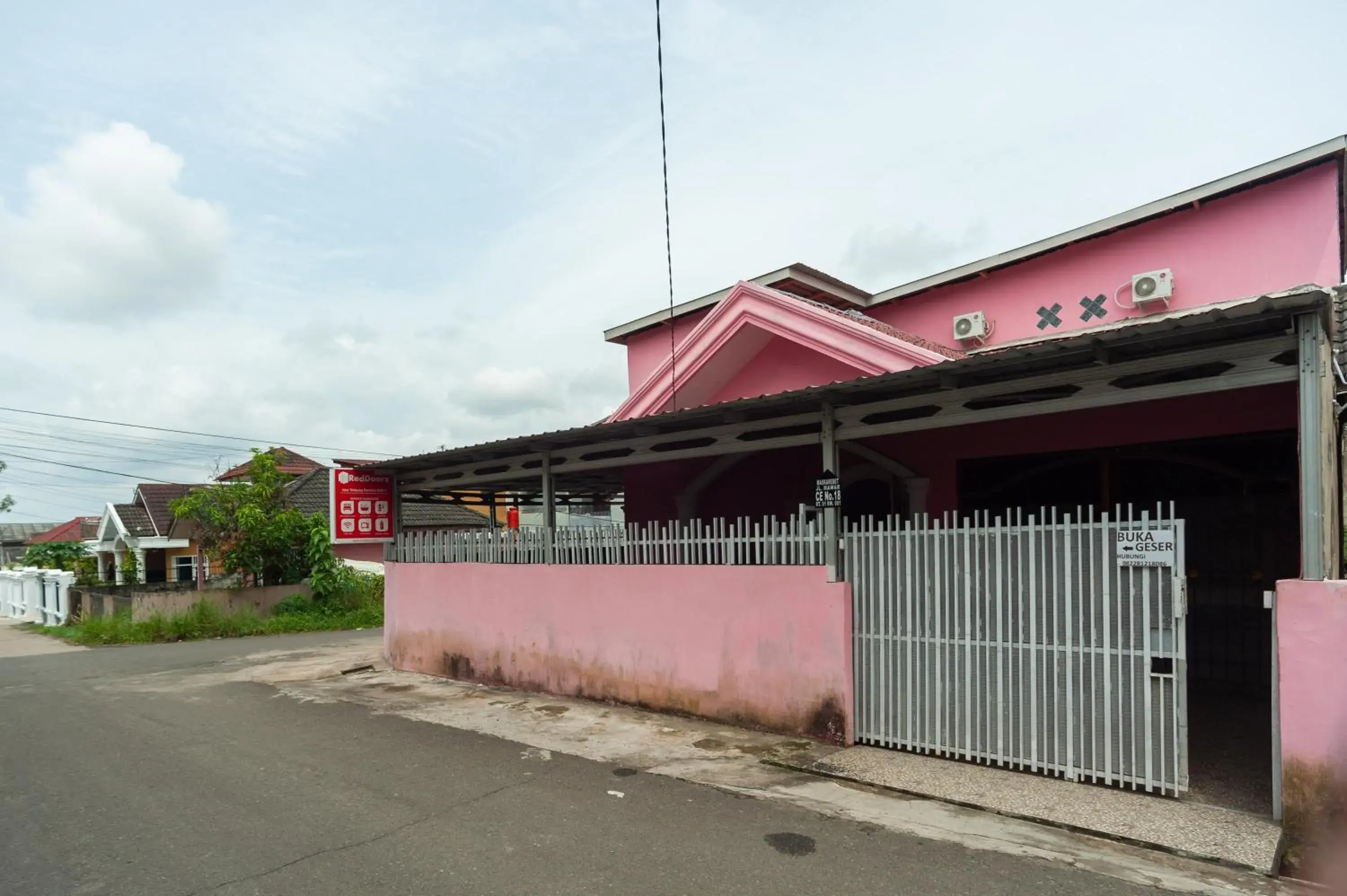 Property building in RedDoorz near Simpang Bandara SMB II Property building in RedDoorz near Simpang Bandara SMB II