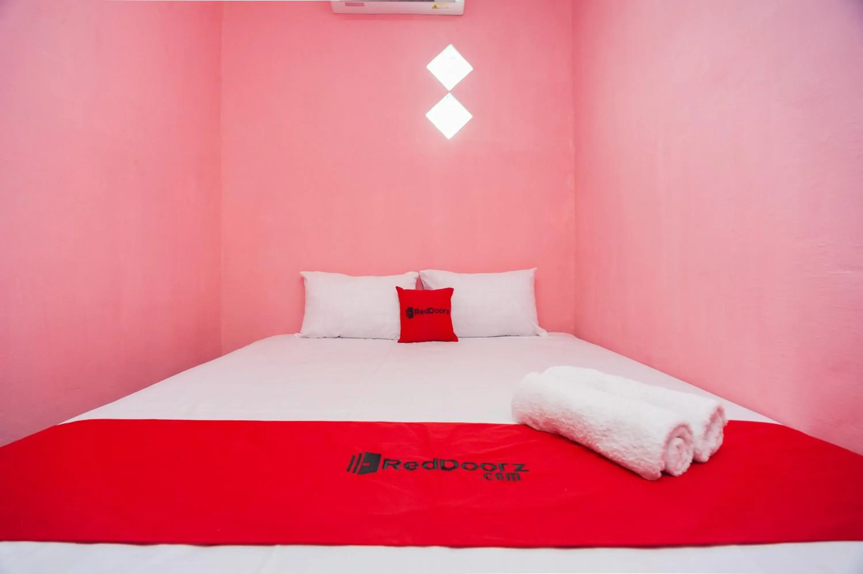 Bedroom, Bed in RedDoorz near Simpang Bandara SMB II Bedroom, Bed in RedDoorz near Simpang Bandara SMB II