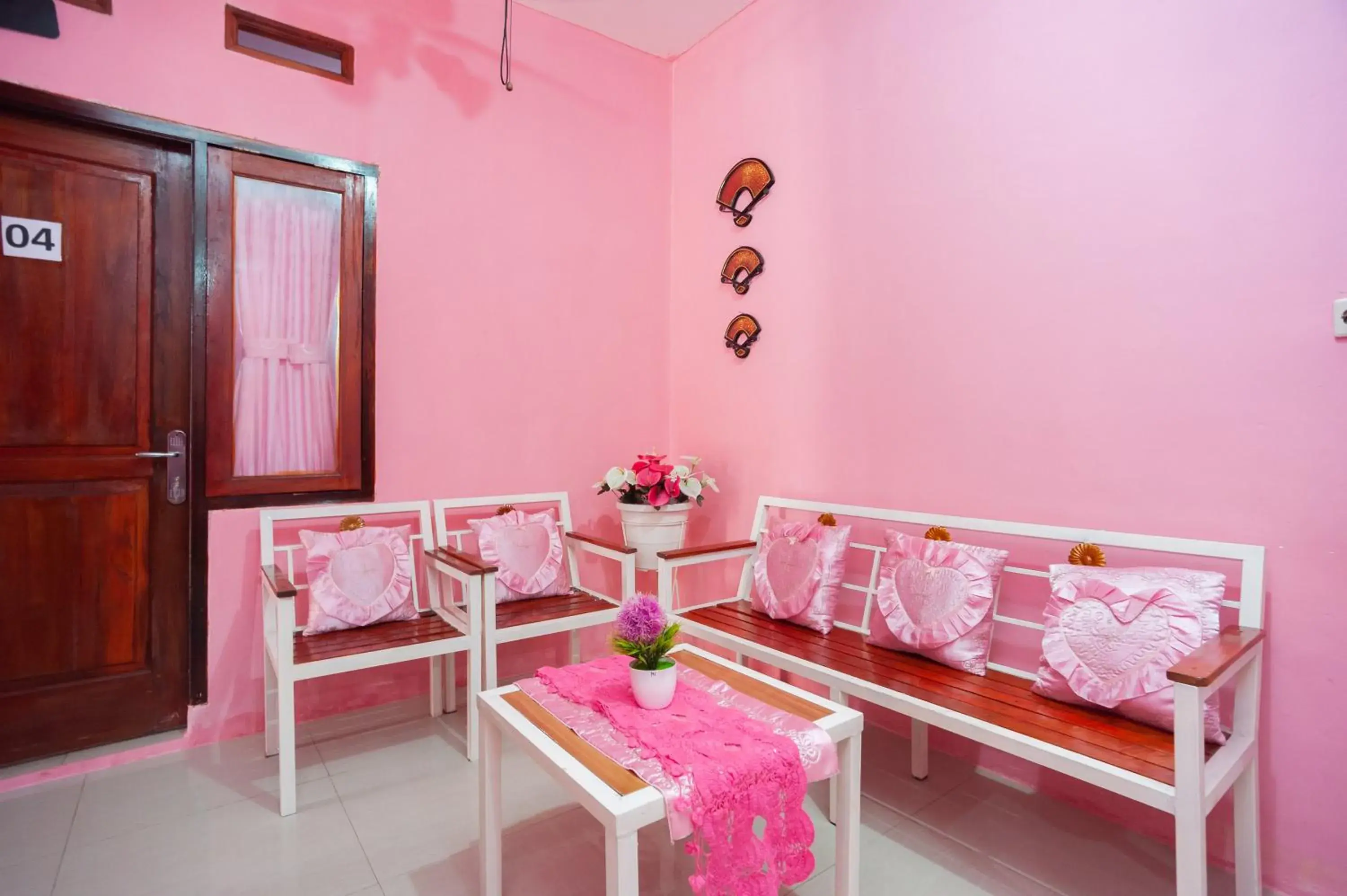 Seating area, Bed in RedDoorz near Simpang Bandara SMB II Seating area, Bed in RedDoorz near Simpang Bandara SMB II