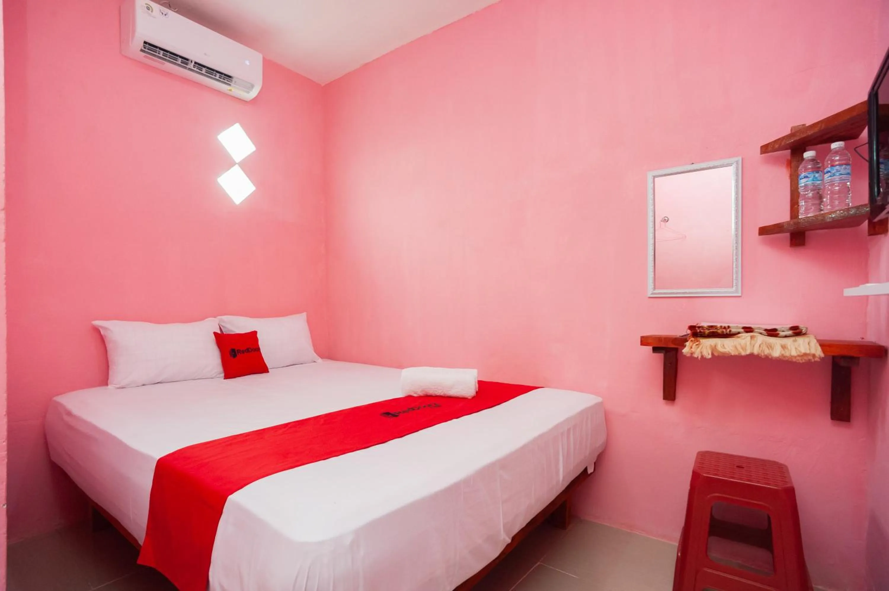 Bedroom, Bed in RedDoorz near Simpang Bandara SMB II