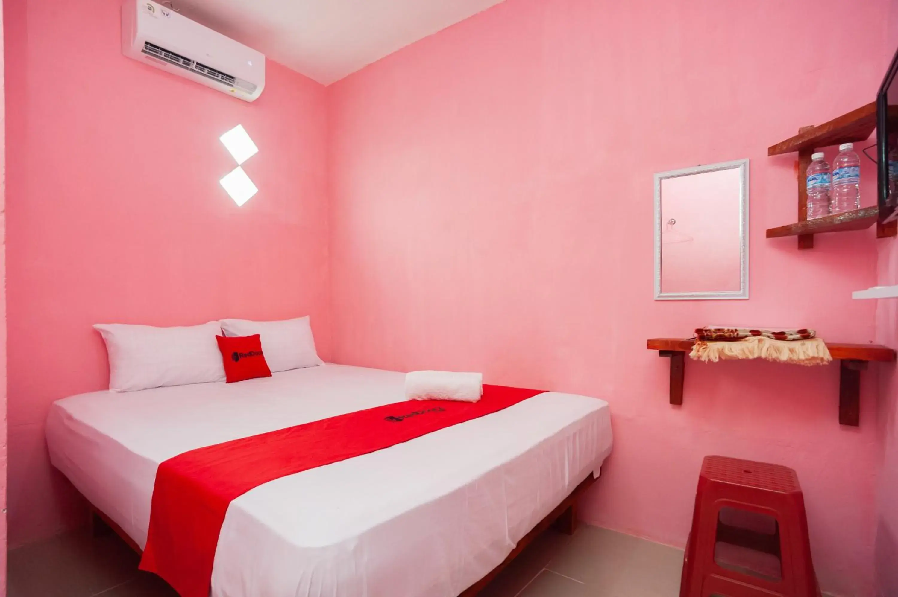 Bedroom, Bed in RedDoorz near Simpang Bandara SMB II Bedroom, Bed in RedDoorz near Simpang Bandara SMB II