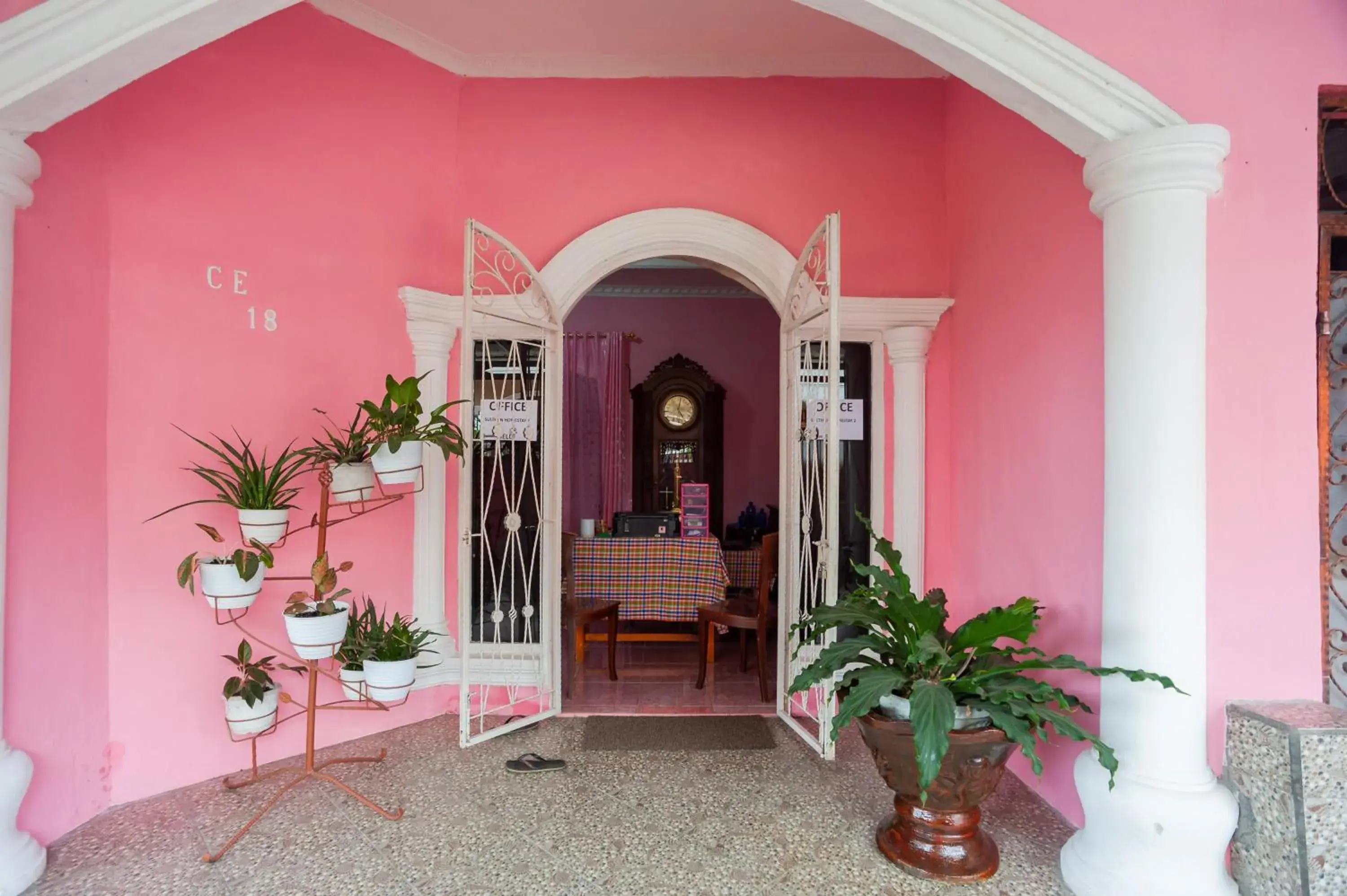 Facade/entrance in RedDoorz near Simpang Bandara SMB II Facade/entrance in RedDoorz near Simpang Bandara SMB II