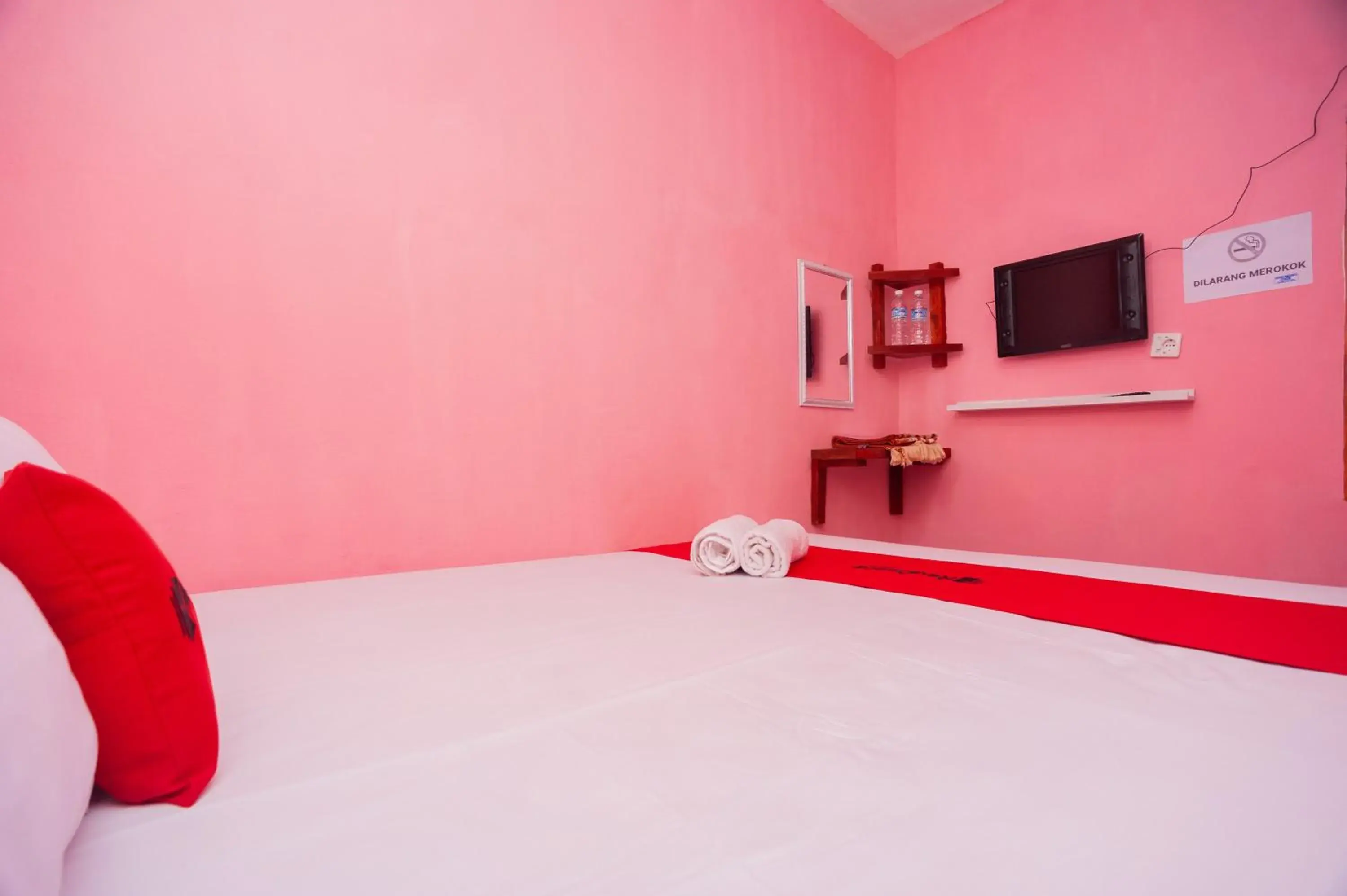 Bedroom, Bed in RedDoorz near Simpang Bandara SMB II Bedroom, Bed in RedDoorz near Simpang Bandara SMB II