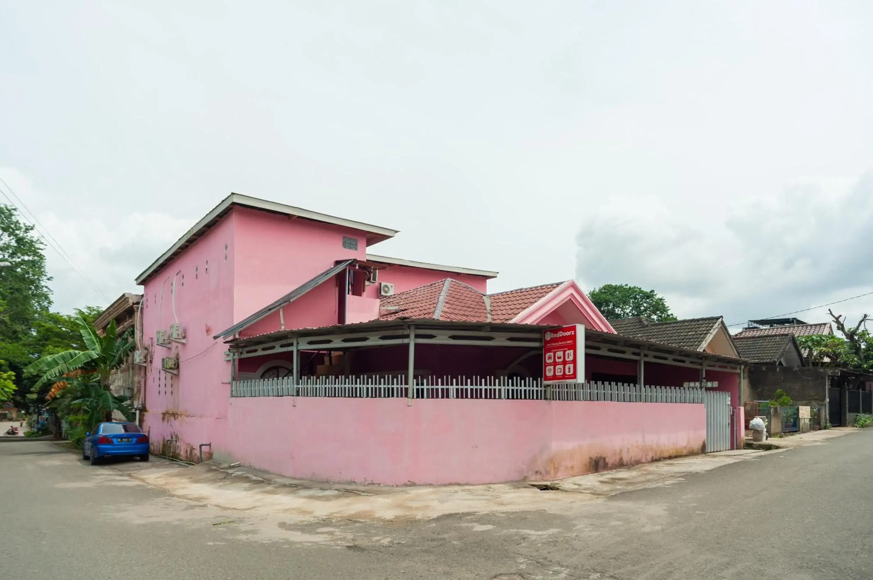 Property building in RedDoorz near Simpang Bandara SMB II Property building in RedDoorz near Simpang Bandara SMB II