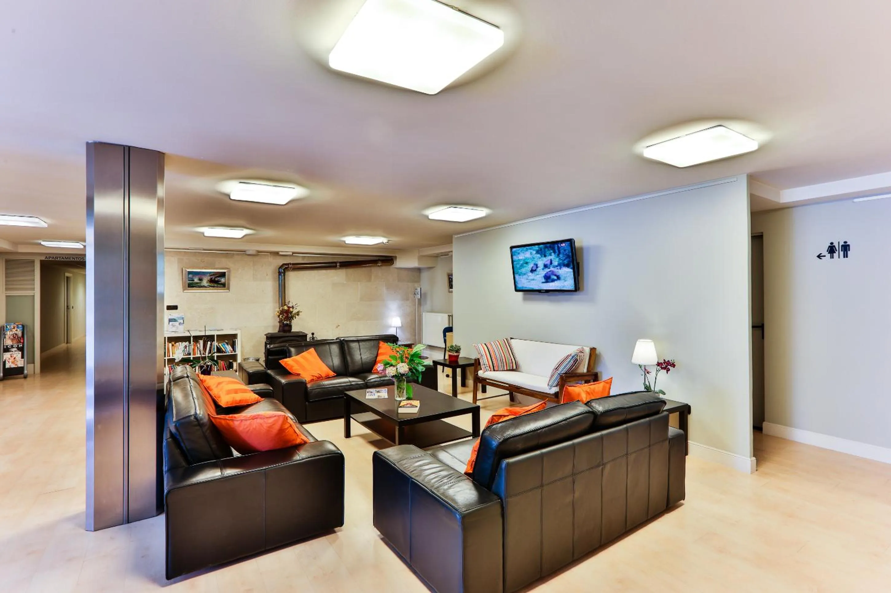 Communal lounge/ TV room in Apartamentos Mundaka
