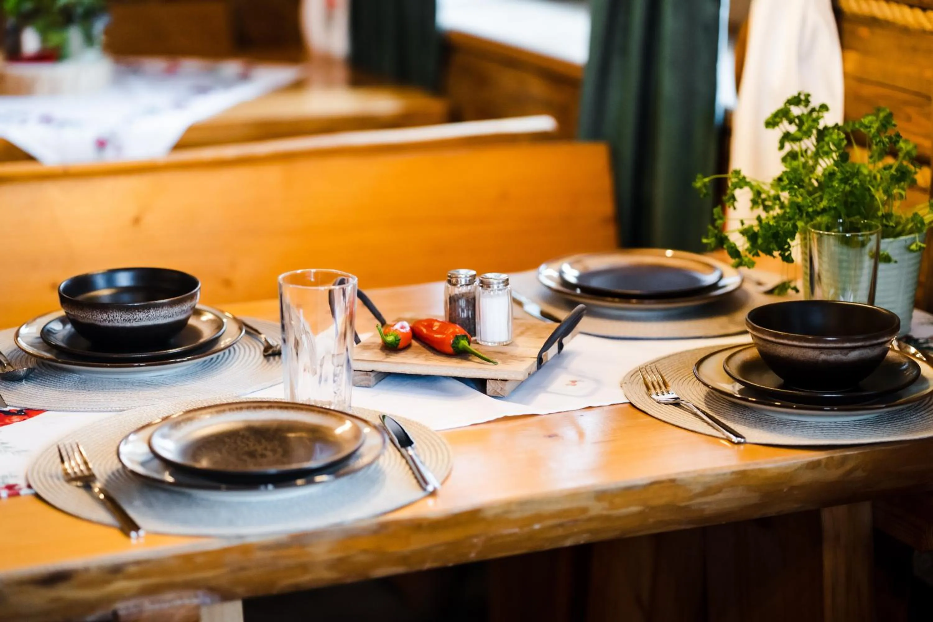 Restaurant/places to eat in Zapotoczny Residence