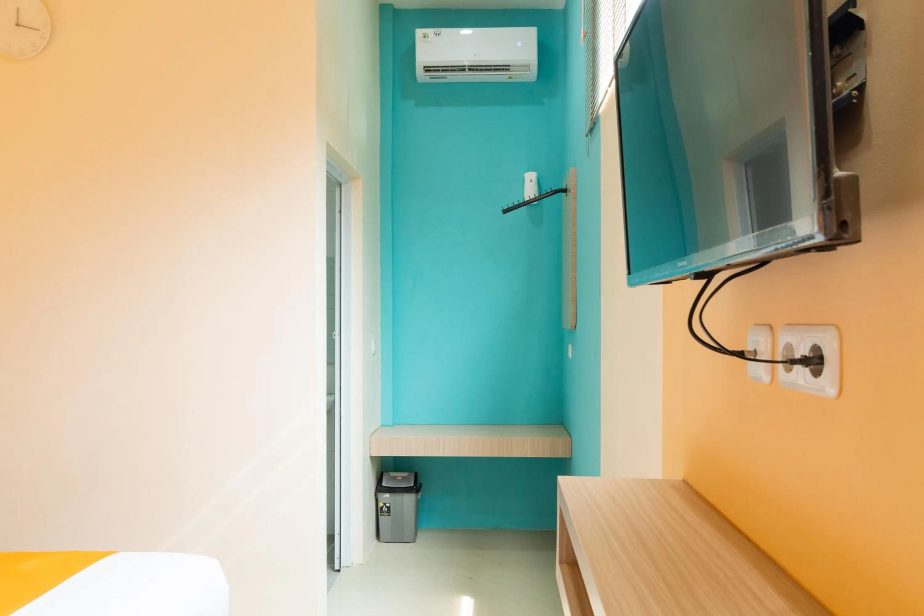 TV and multimedia in Sans Hotel Bubulak Bogor