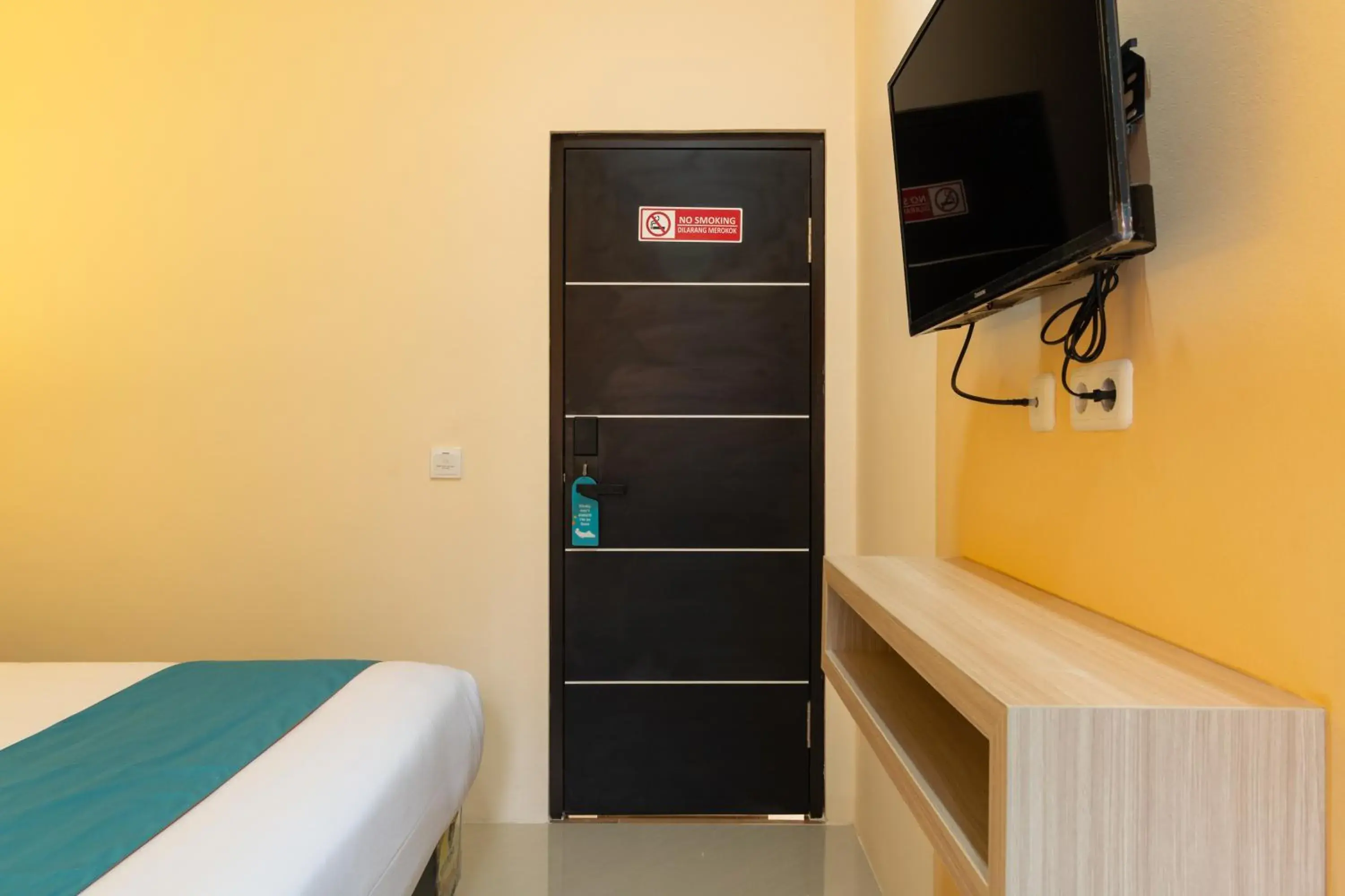 Photo of the whole room, Bed in Sans Hotel Bubulak Bogor Photo of the whole room, Bed in Sans Hotel Bubulak Bogor