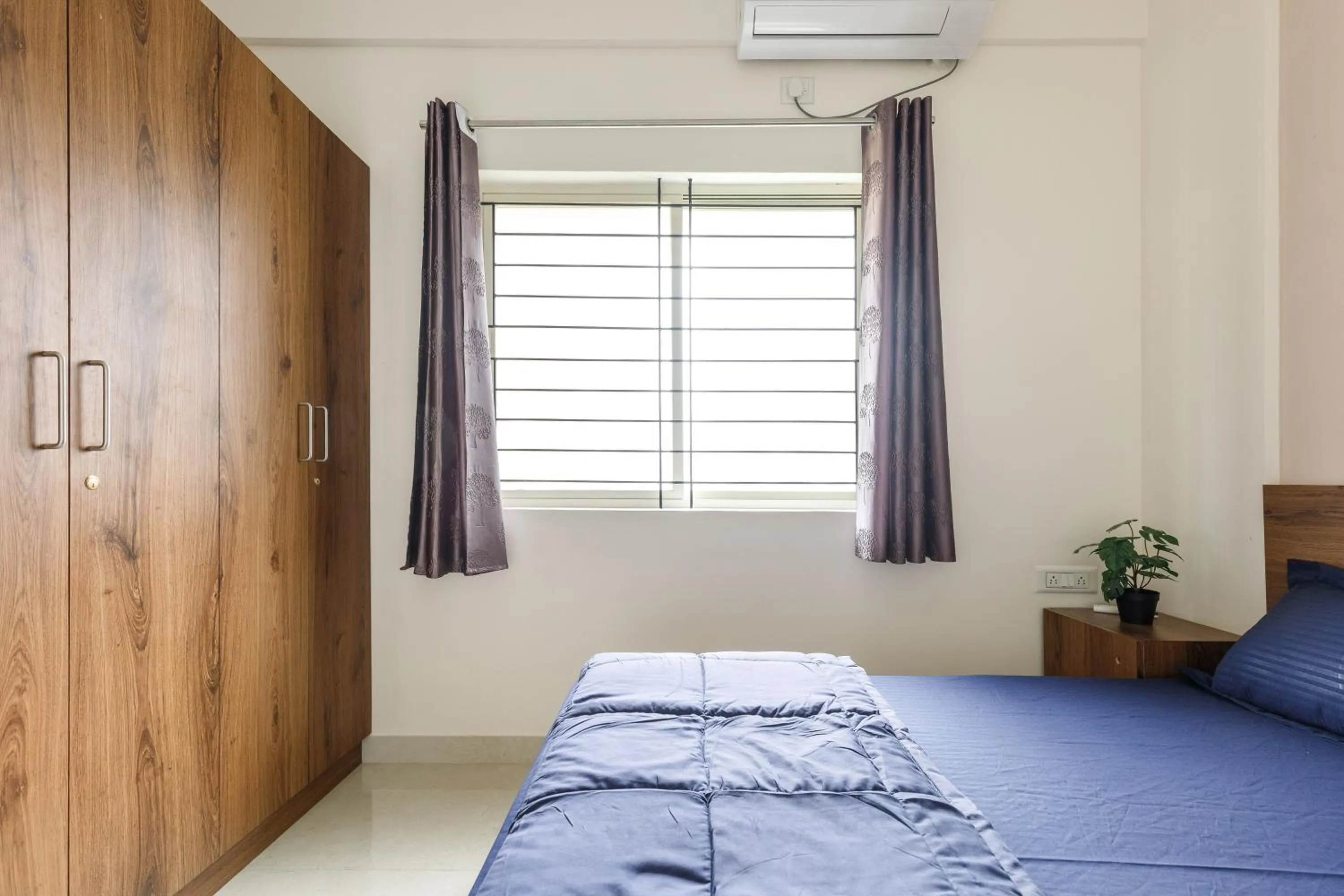 wardrobe, Bed in Sunrise Service Apartments