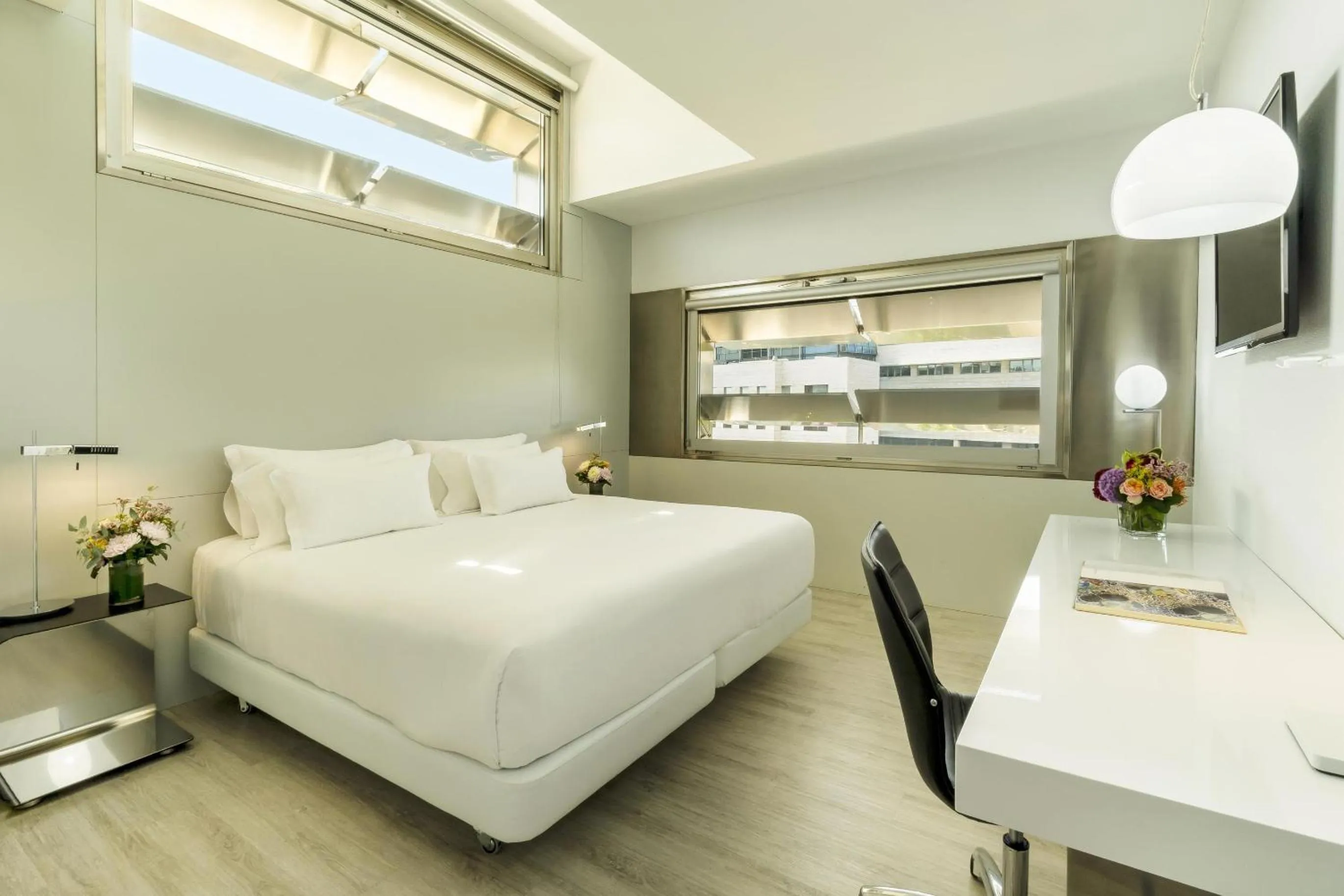 Photo of the whole room, Bed in NH Collection Barcelona Constanza