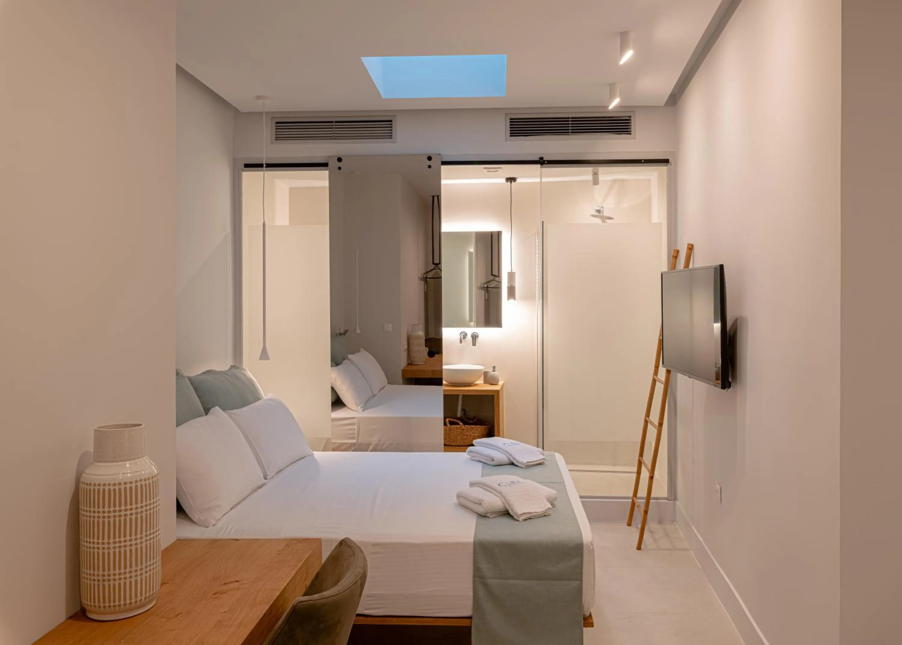 Staff, Bed in Ciel Suites Athens