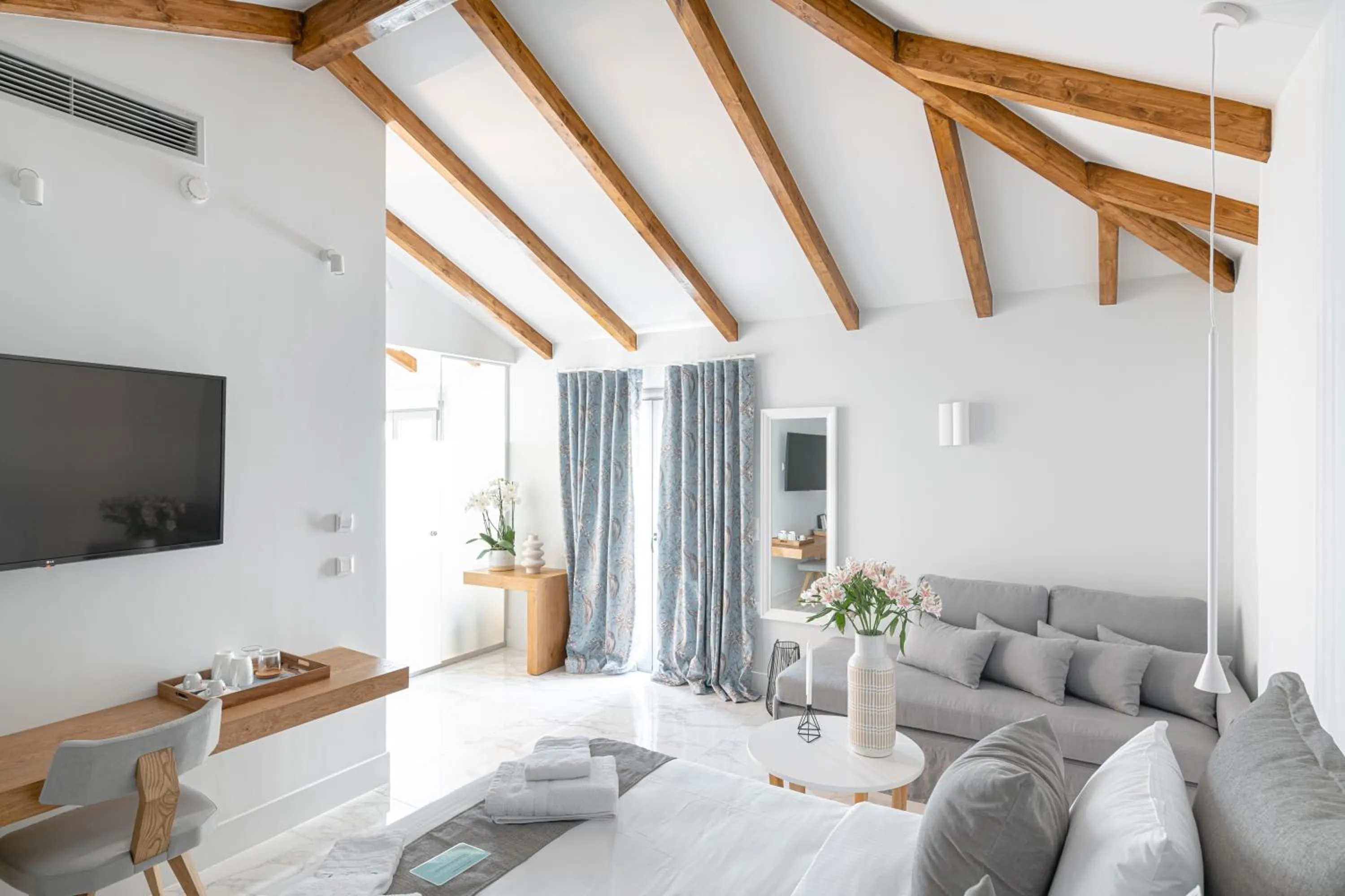 Photo of the whole room, Bed in Ciel Suites Athens