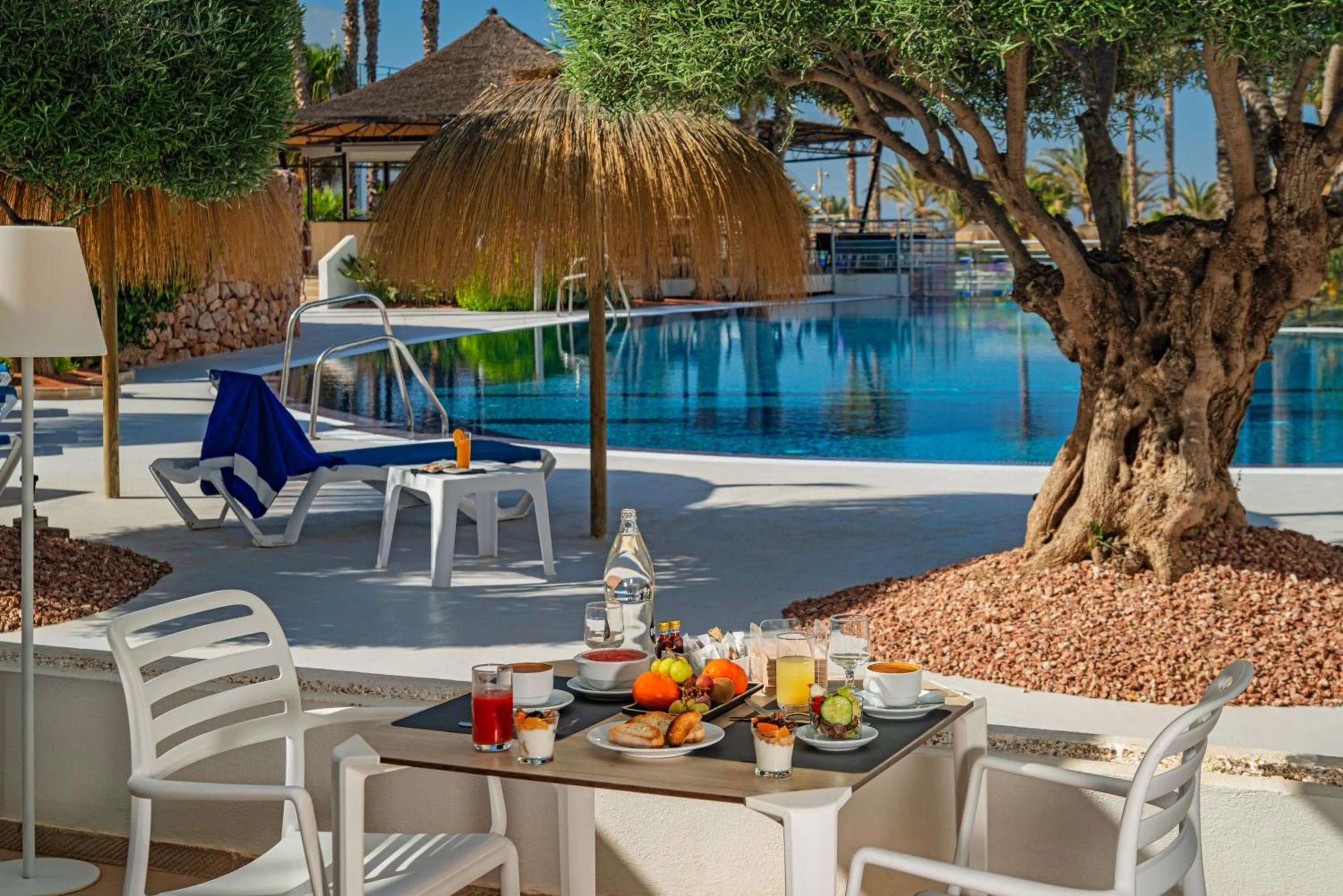 Restaurant/places to eat in Hotel Cabogata Jardín