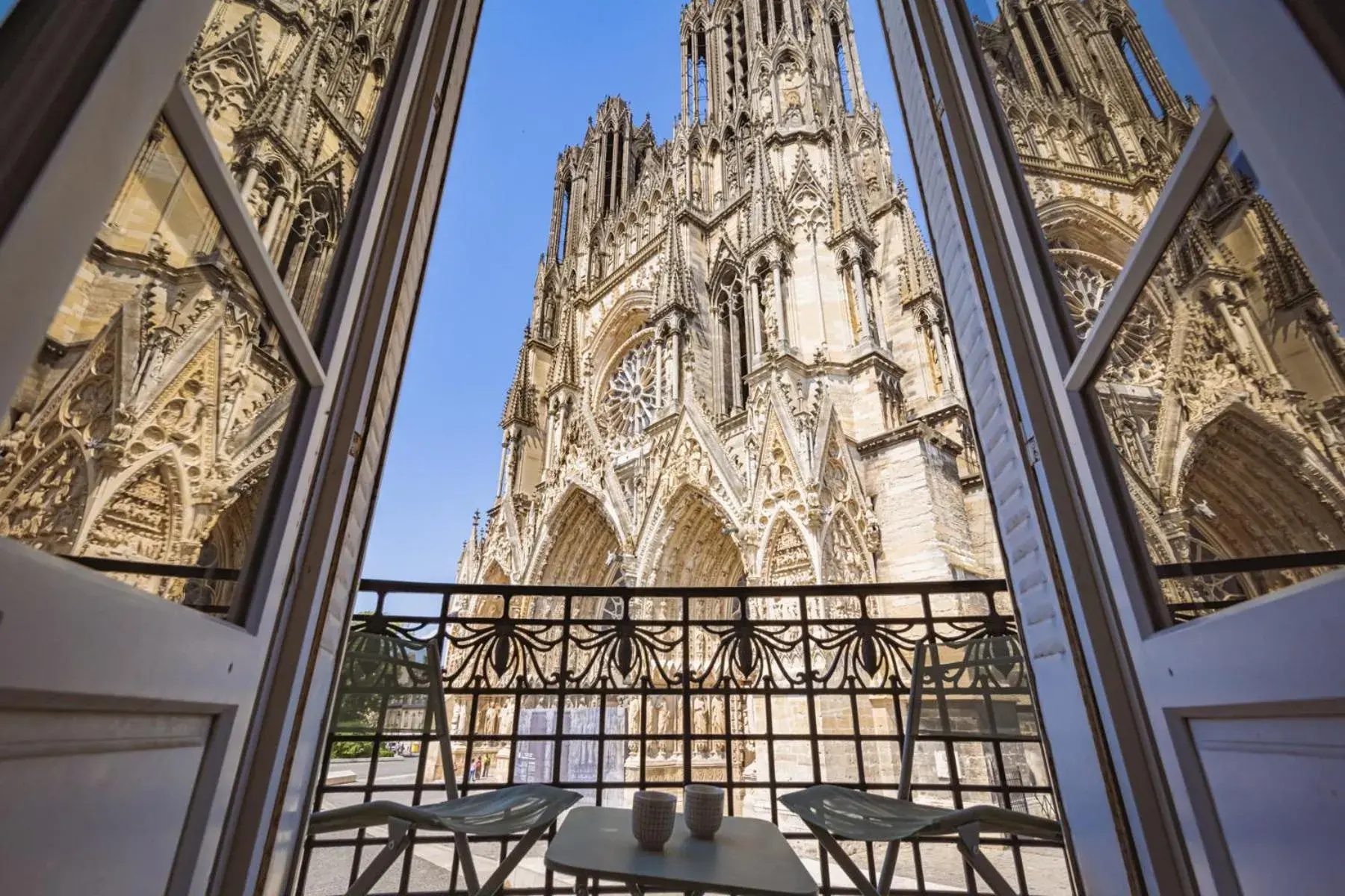 Au pied de la Cathédrale #vuemagique Au pied de la Cathédrale #vuemagique
