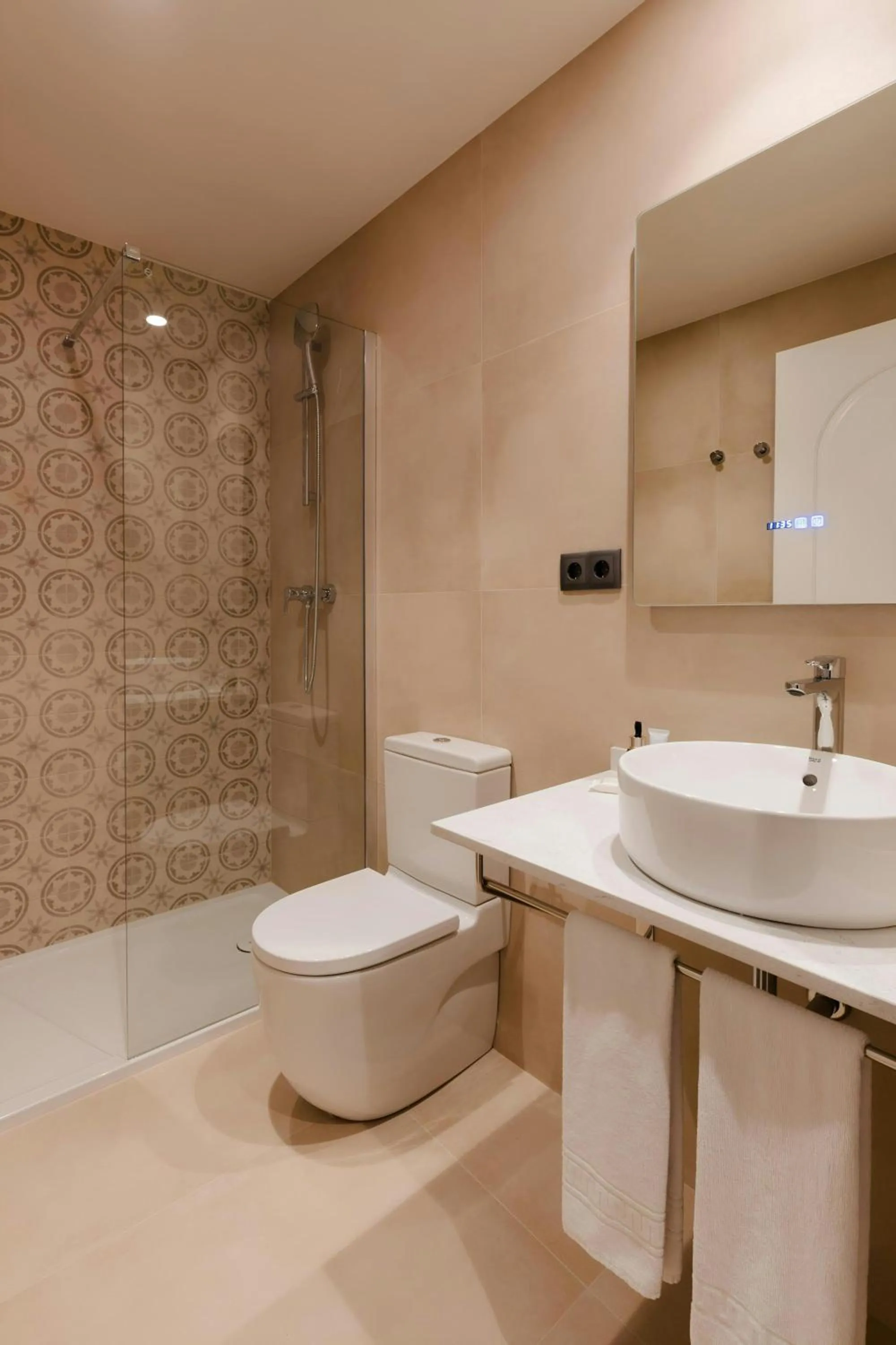 Bathroom in Los Arcos Hotel Gothic Quarter, Sonder by Marriott Bonvoy