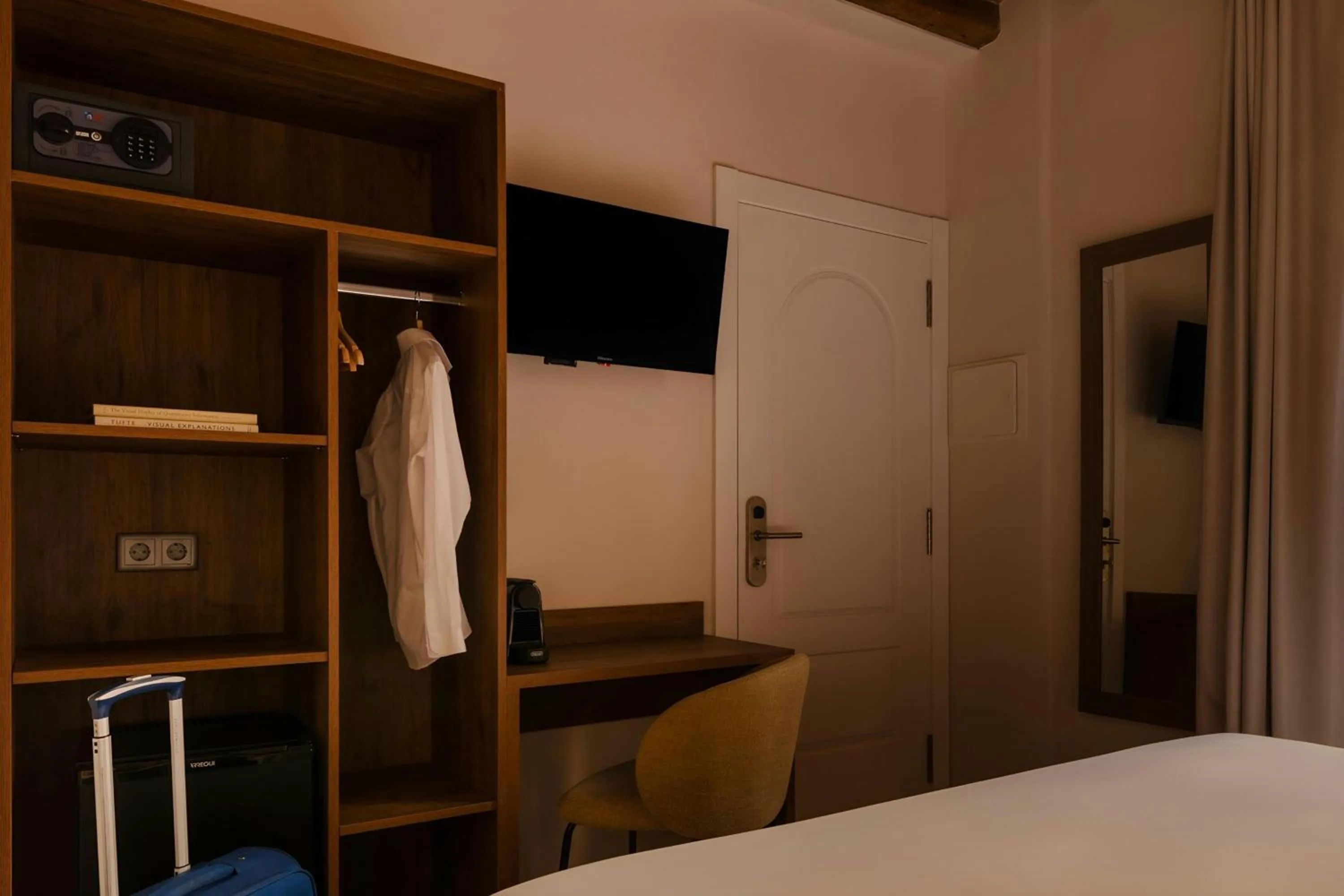 Bedroom, Bed in Los Arcos Hotel Gothic Quarter, Sonder by Marriott Bonvoy