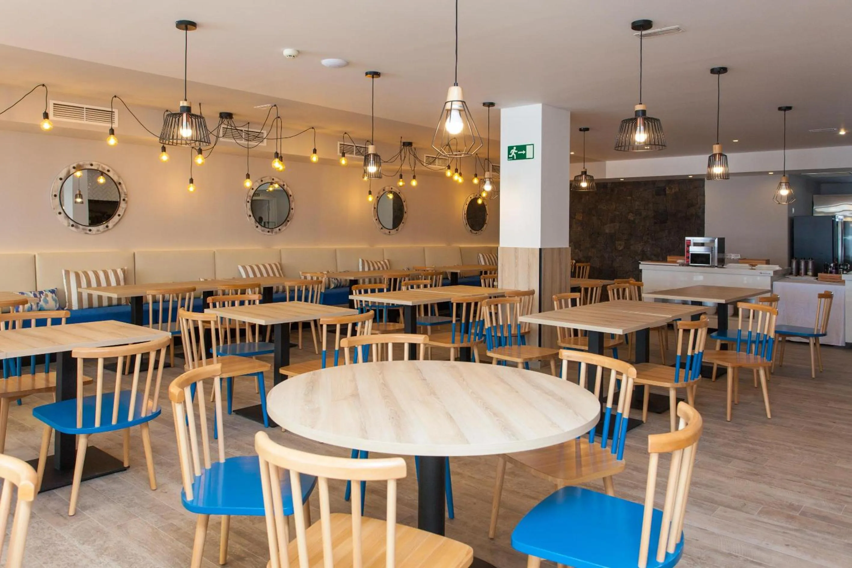 Restaurant/places to eat in R2 Bahia Kontiki