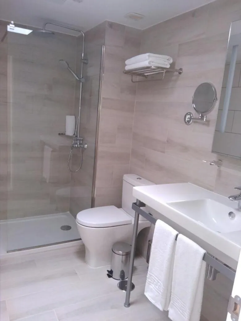 Shower in R2 Bahia Kontiki