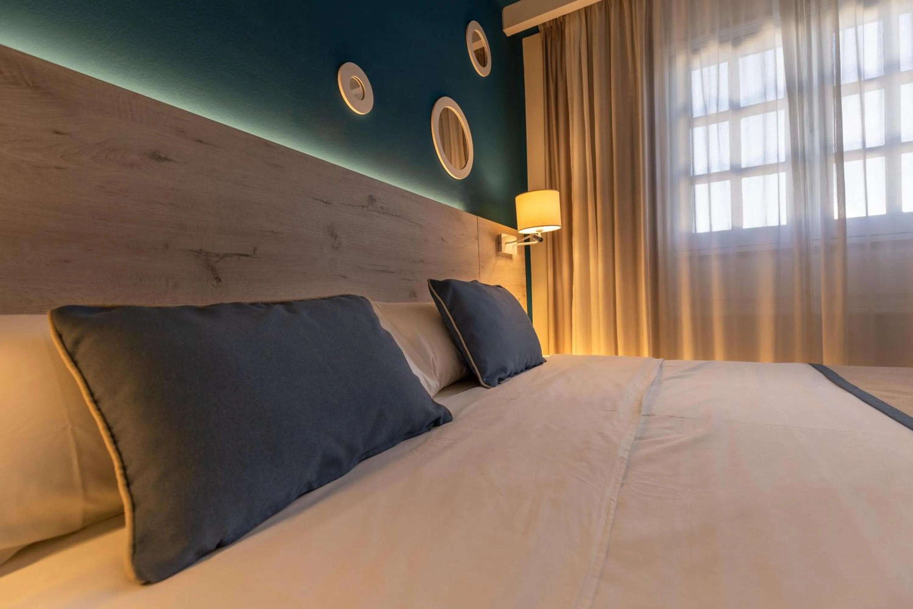 Photo of the whole room, Bed in R2 Bahia Kontiki