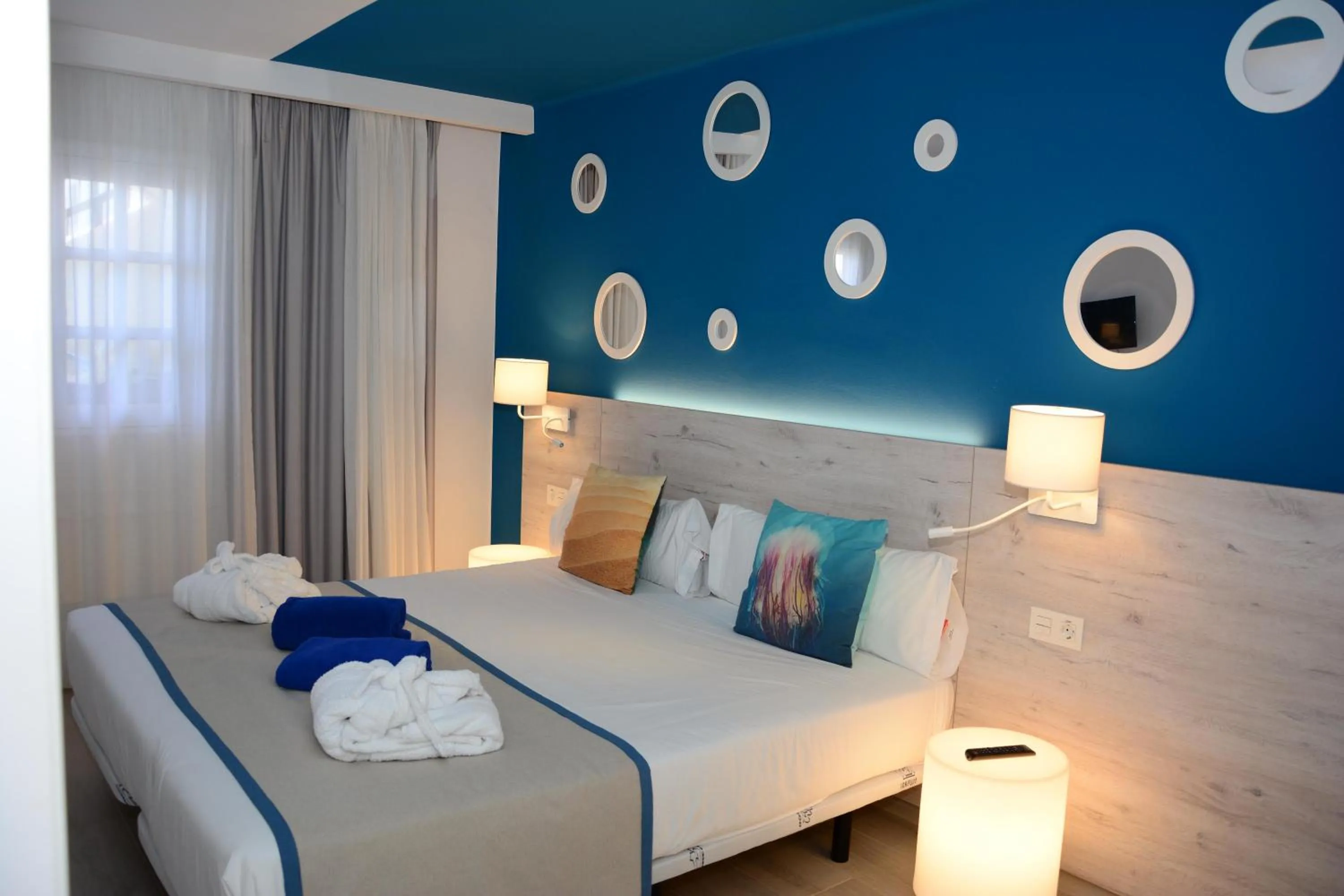 Photo of the whole room, Bed in R2 Bahia Kontiki