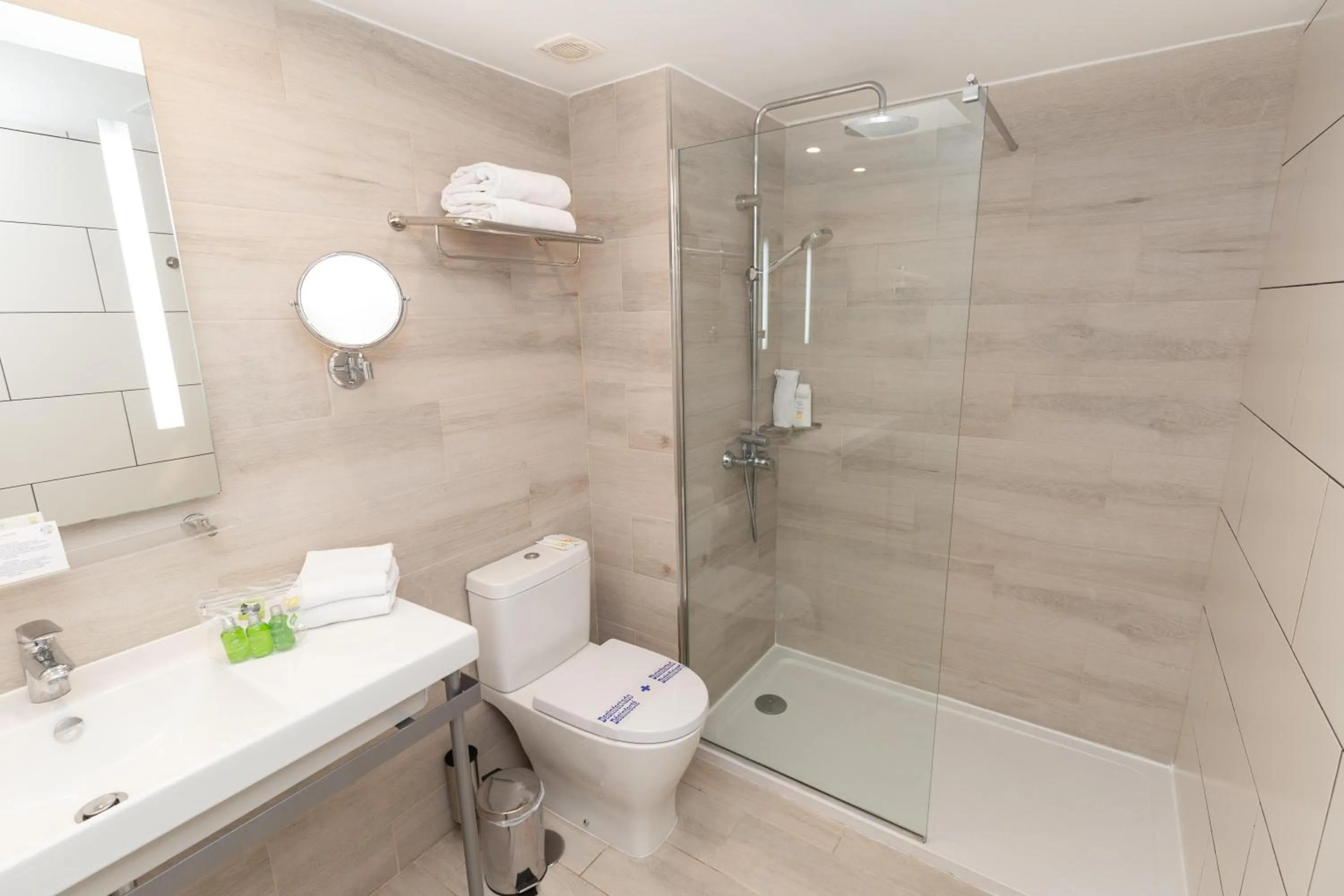 Shower in R2 Bahia Kontiki