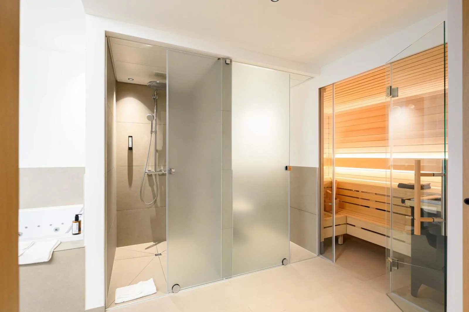 Shower, Bed in Stoos Lodge