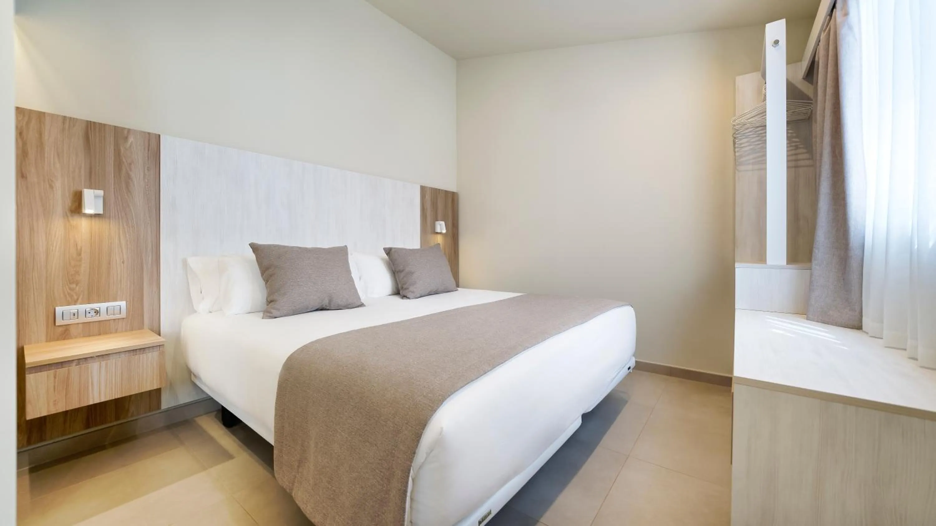 Bedroom, Bed in Club Maspalomas Suites & Spa - Adults Only