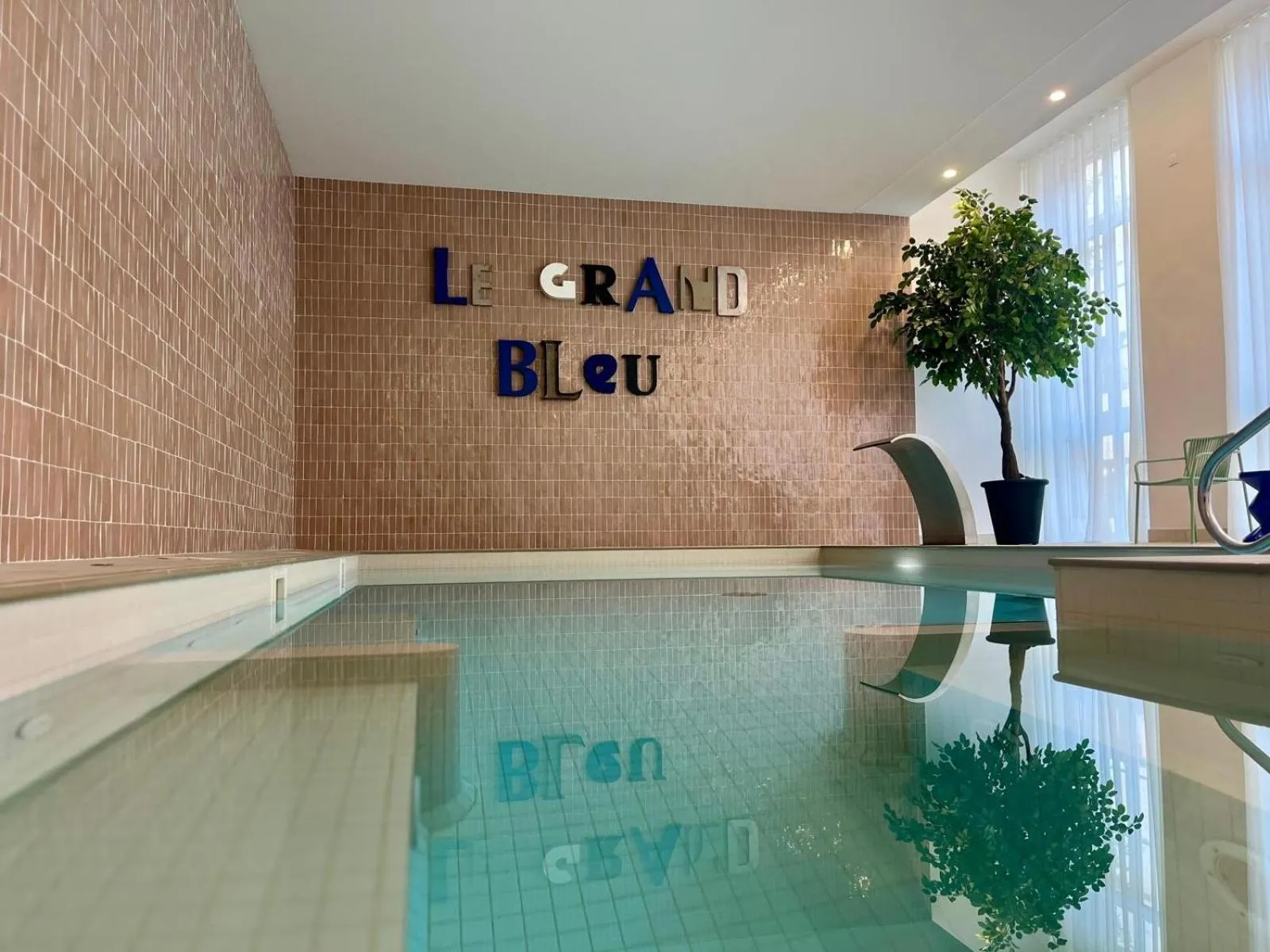 Swimming pool in Résidence Services Séniors MONTANA CHARTRES