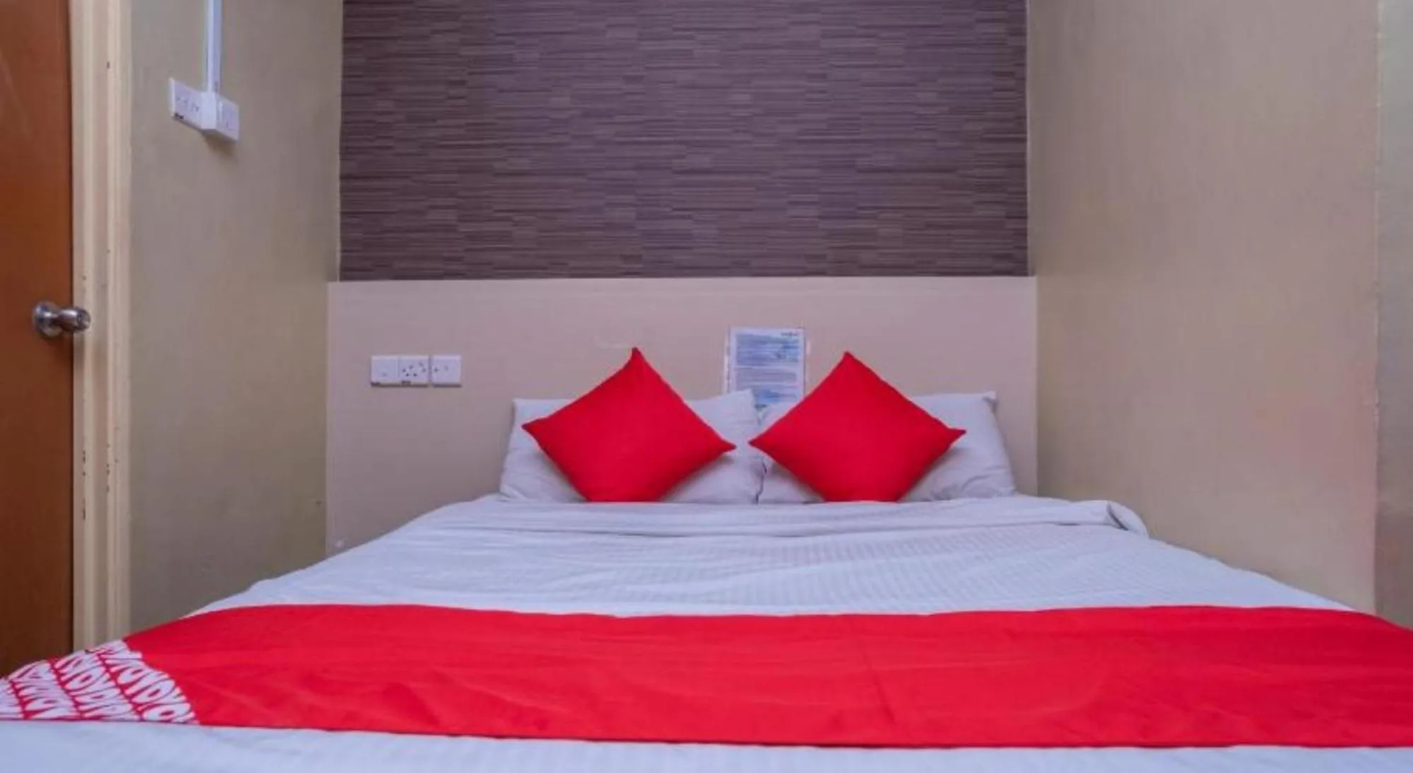 Bedroom, Bed in D'Pinetrees Hotel