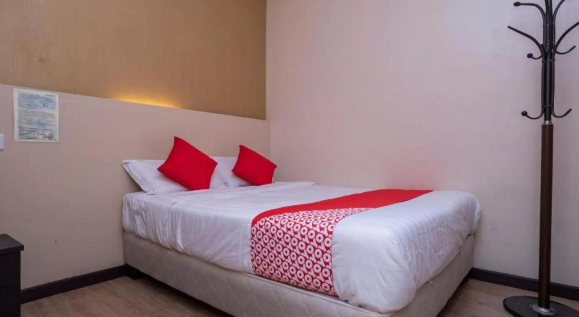 Bedroom, Bed in D'Pinetrees Hotel