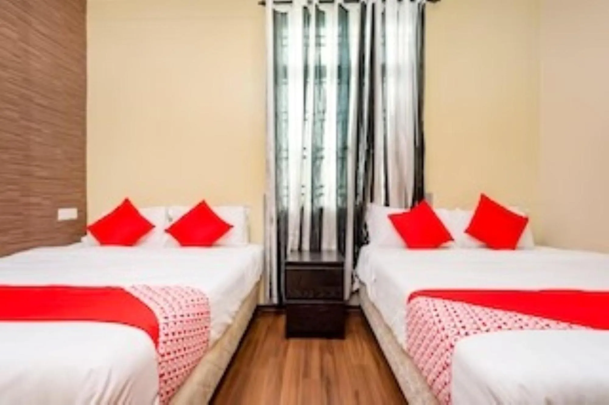 Bedroom, Bed in D'Pinetrees Hotel