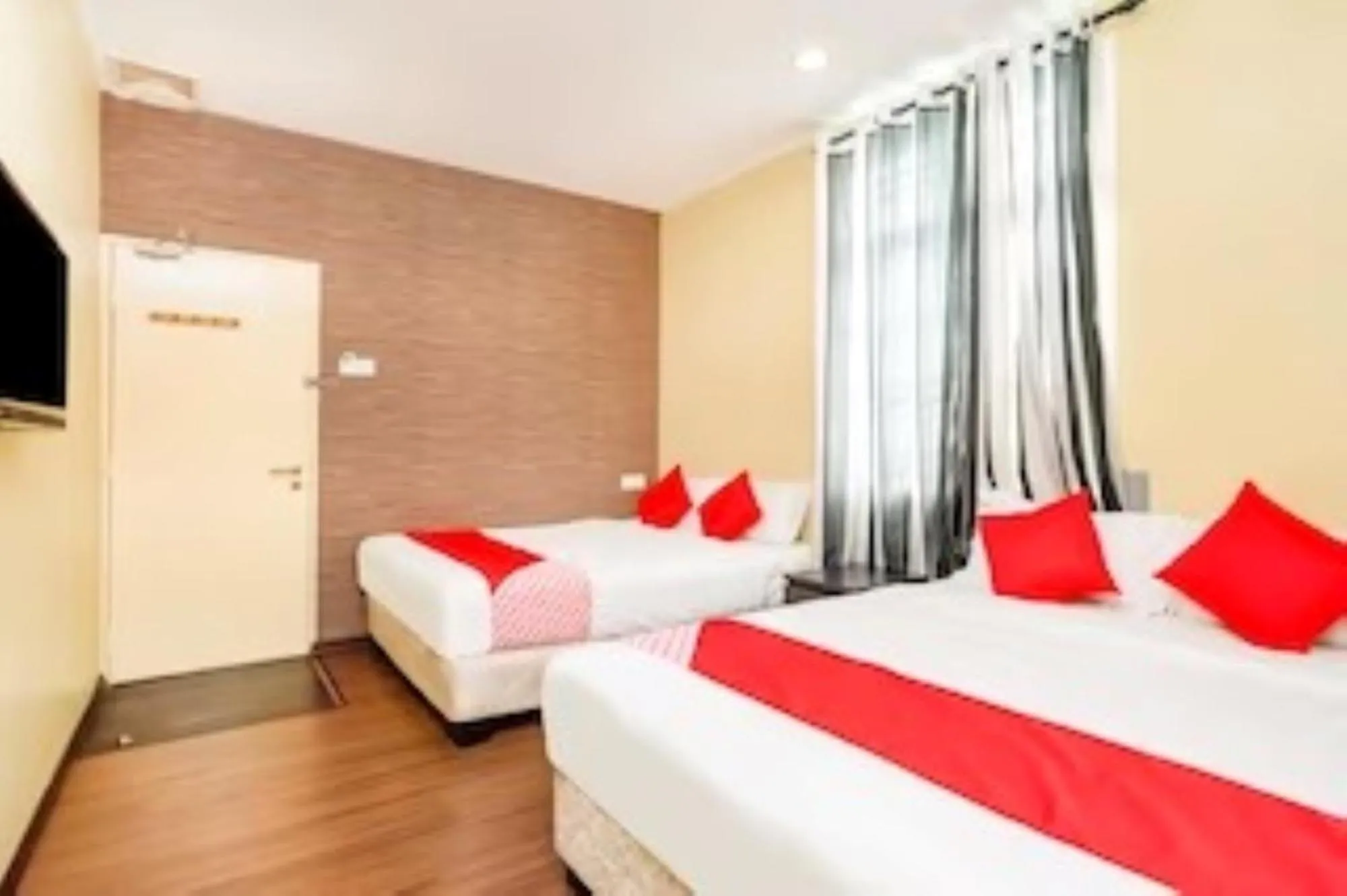 Photo of the whole room, Bed in D'Pinetrees Hotel