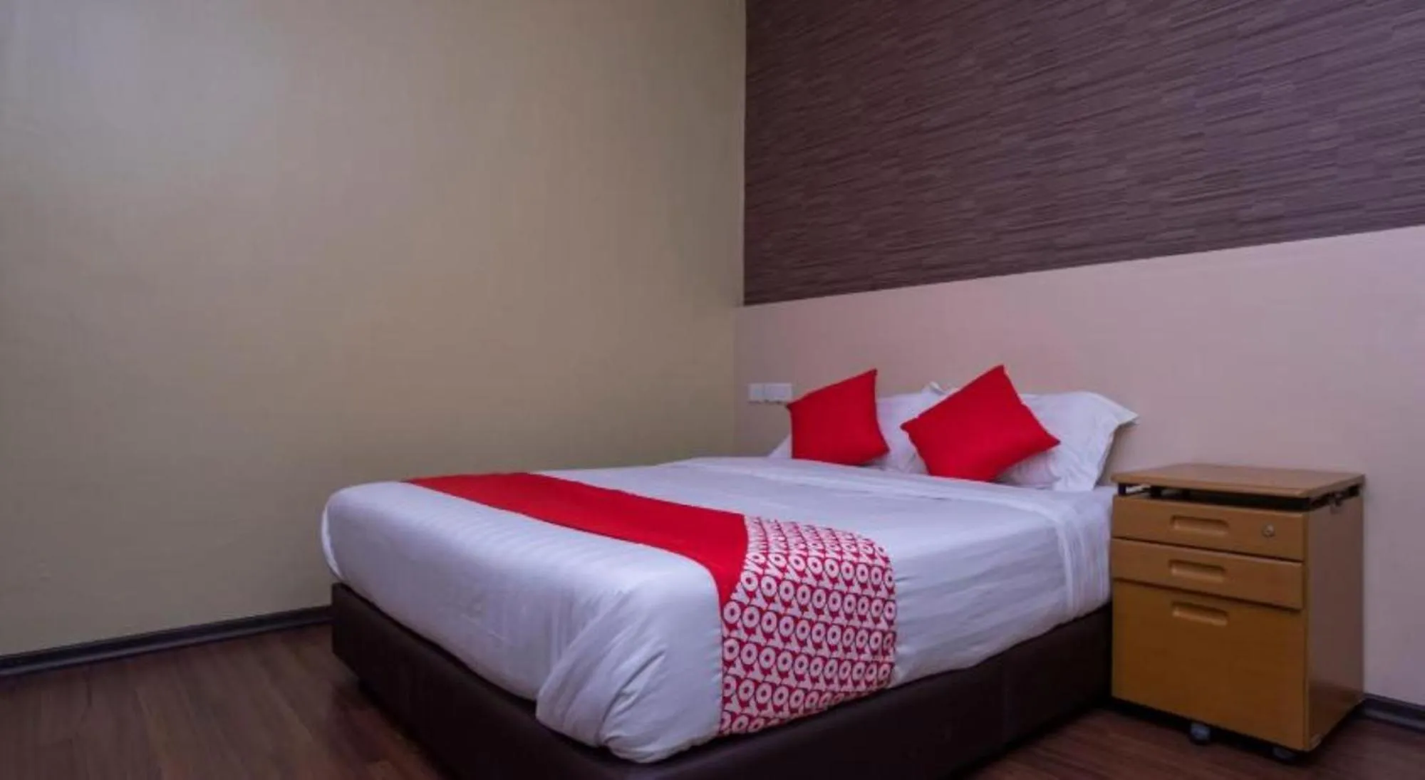 Bedroom, Bed in D'Pinetrees Hotel