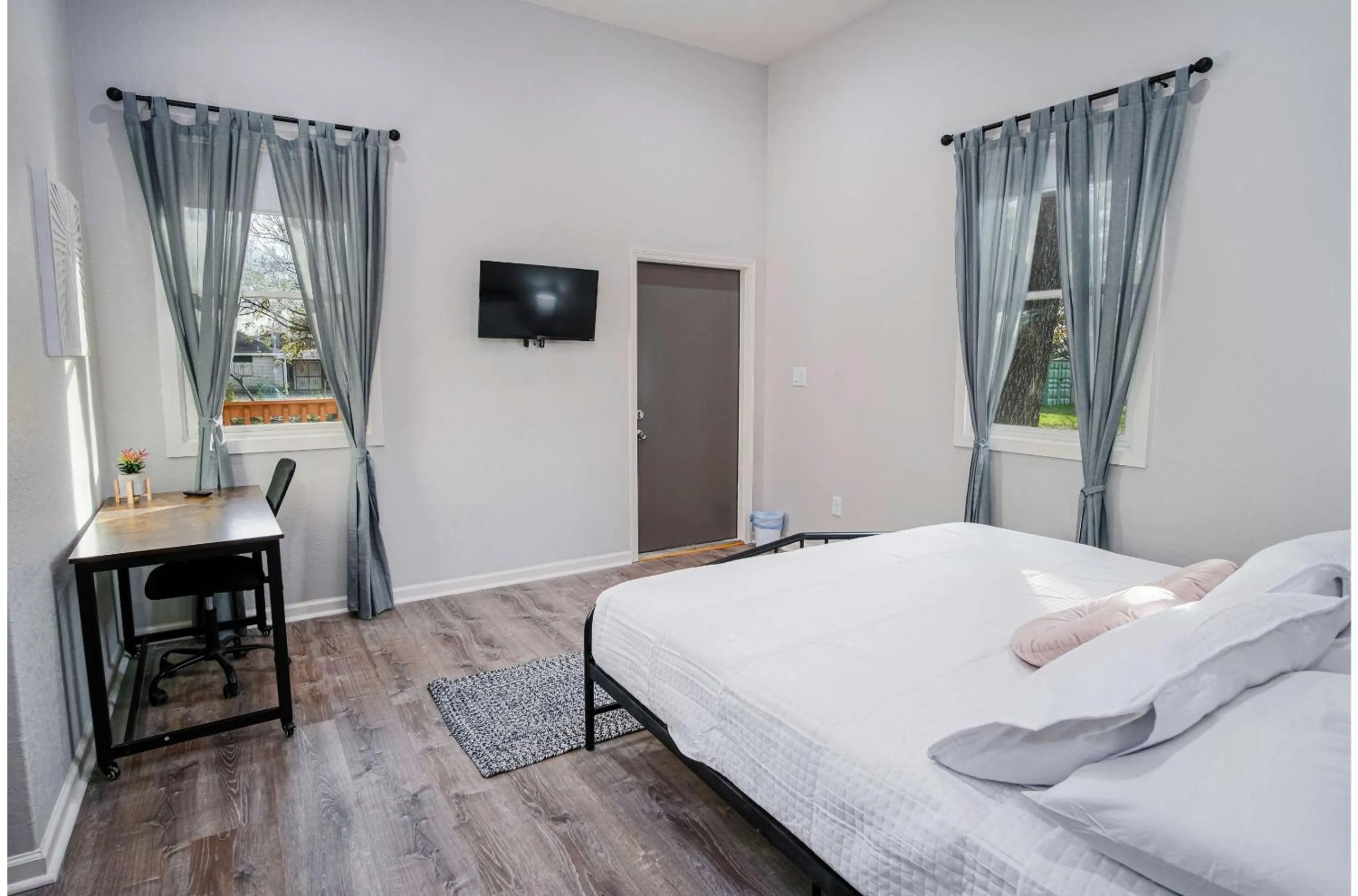 Other, Bed in Magnificent 4BR Near Famous Riverwalk and Downtown