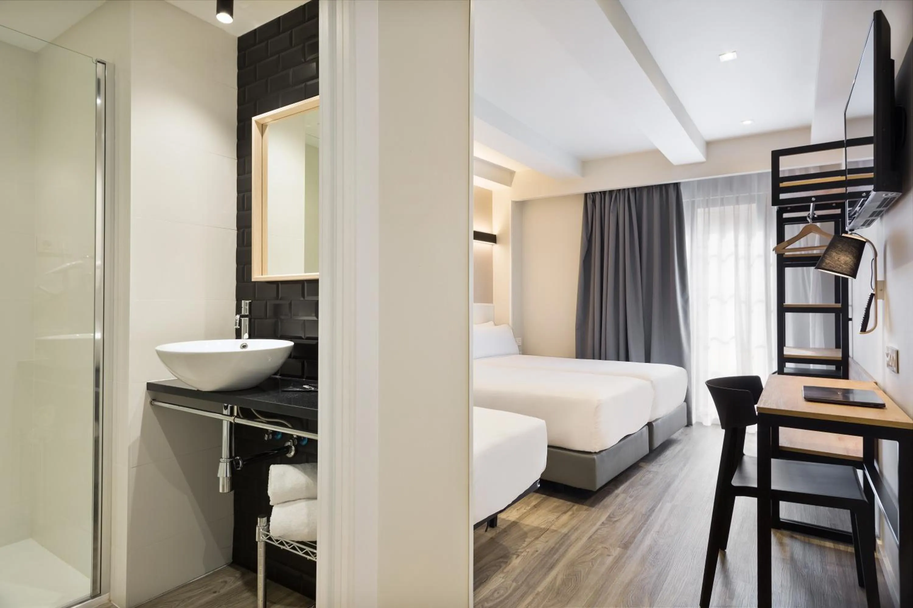 Bathroom, Bed in Acta BCN 40